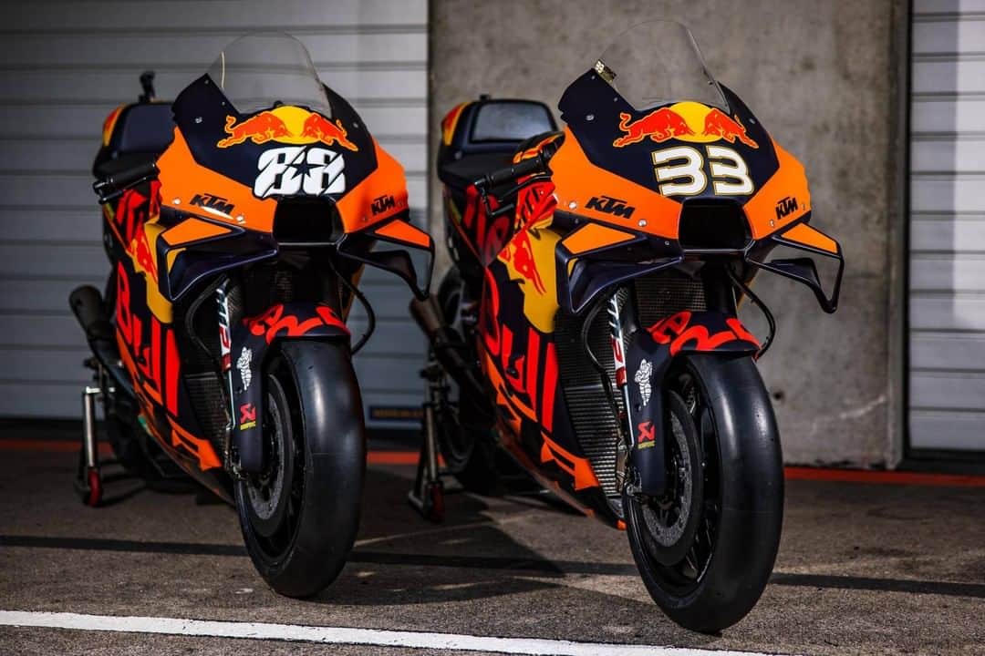 MotoGPさんのインスタグラム写真 - (MotoGPInstagram)「88 🤜🤛 33 😎 First look at KTM's 2021 dynamic duo of @88migueloliveira and @bradbinder in full factory colours! 🧡 Swipe left! ⬅️ #MotoGP #MO88 #BB33 #Motorcycle #Racing #Motorsport」1月25日 22時09分 - motogp