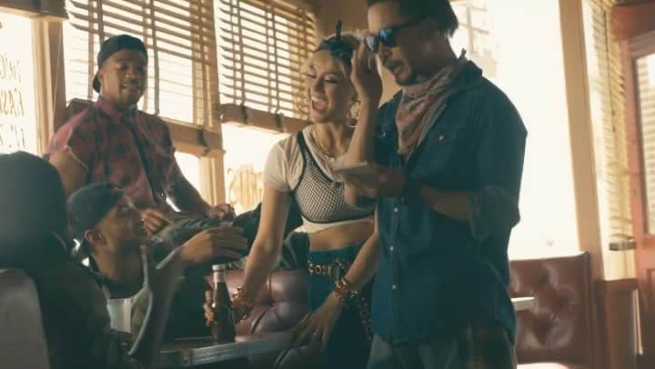 アグネス・モニカのインスタグラム：「Miss ma friiiiends.... cant wait til this Covid is over and we get to hang out again! 🤍😎✌🏼  #AGNEZMO」