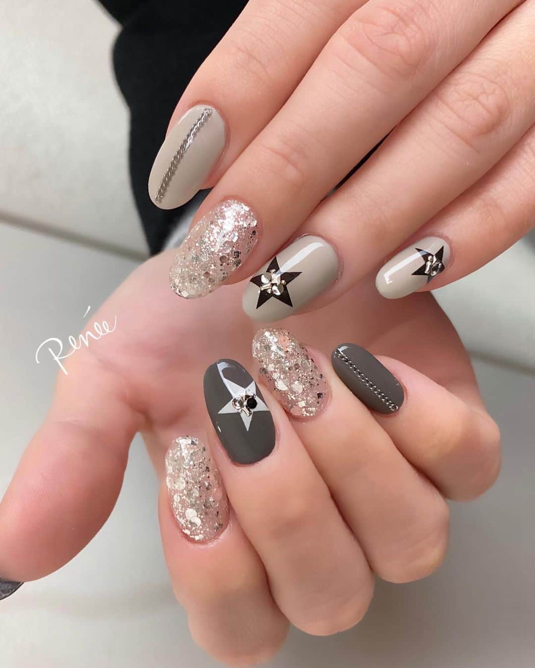 ネイルサロンレネさんのインスタグラム写真 - (ネイルサロンレネInstagram)「design by @renee_haruna.24  赤松晴菜  gray×star★  nailsalon Renée®︎﻿ ￣￣￣￣￣￣￣￣﻿ TV.メディア出演﻿ スタッフ全員資格保持者﻿ カラー300種類以上﻿ パーツ1000種類以上﻿ 雑誌掲載デザイン多数﻿ ﻿ ﻿ ﻿ ▫︎Renée梅田本店﻿ 【open-close】10:00〜21:00﻿ 【定休日】不定休﻿ 【add】大阪市北区堂山町15-23-908﻿ ﻿ ▫︎Renée les deux梅田店﻿ 【open-close】10:00〜21:00﻿ 【定休日】不定休﻿ 【add】大阪市北区堂山町15-23-1003﻿ ﻿ ▫︎Renée by Beauland Ashiya芦屋店﻿ 【open-close】10:00〜21:00﻿ 【定休日】不定休﻿ 【add】芦屋市業平町6-11 Ashiya grotto 302﻿ ﻿ ﻿ ﻿ ﻿ ▶︎▶︎▶︎初回クーポンご利用頂けます﻿ ￣￣￣￣￣￣￣￣￣￣￣￣￣￣￣￣﻿ ご予約はプロフィールTOPのリンク内﻿ URLをご利用下さい。﻿ ﻿ ﻿ ﻿ メニューに迷った方やご相談は…﻿ ﻿ 　　🤍Renée公式LINE🤍﻿ ─────────────﻿  【@bos7903t】←※@から入力🔍﻿ ﻿ ﻿ ﻿ ﻿ ﻿ #nail#nails#gelnails#nailart#ネイル#ジェルネイル#美甲#네일#젤네일#nailsalonrenee#ネイルサロンレネ﻿ #大阪ネイルサロン#梅田ネイルサロン#芦屋ネイルサロン#神戸#芦屋#beauland#ビューランド﻿ #芦屋ネイルサロン#love#instagood」1月25日 22時11分 - renee.nailsalon