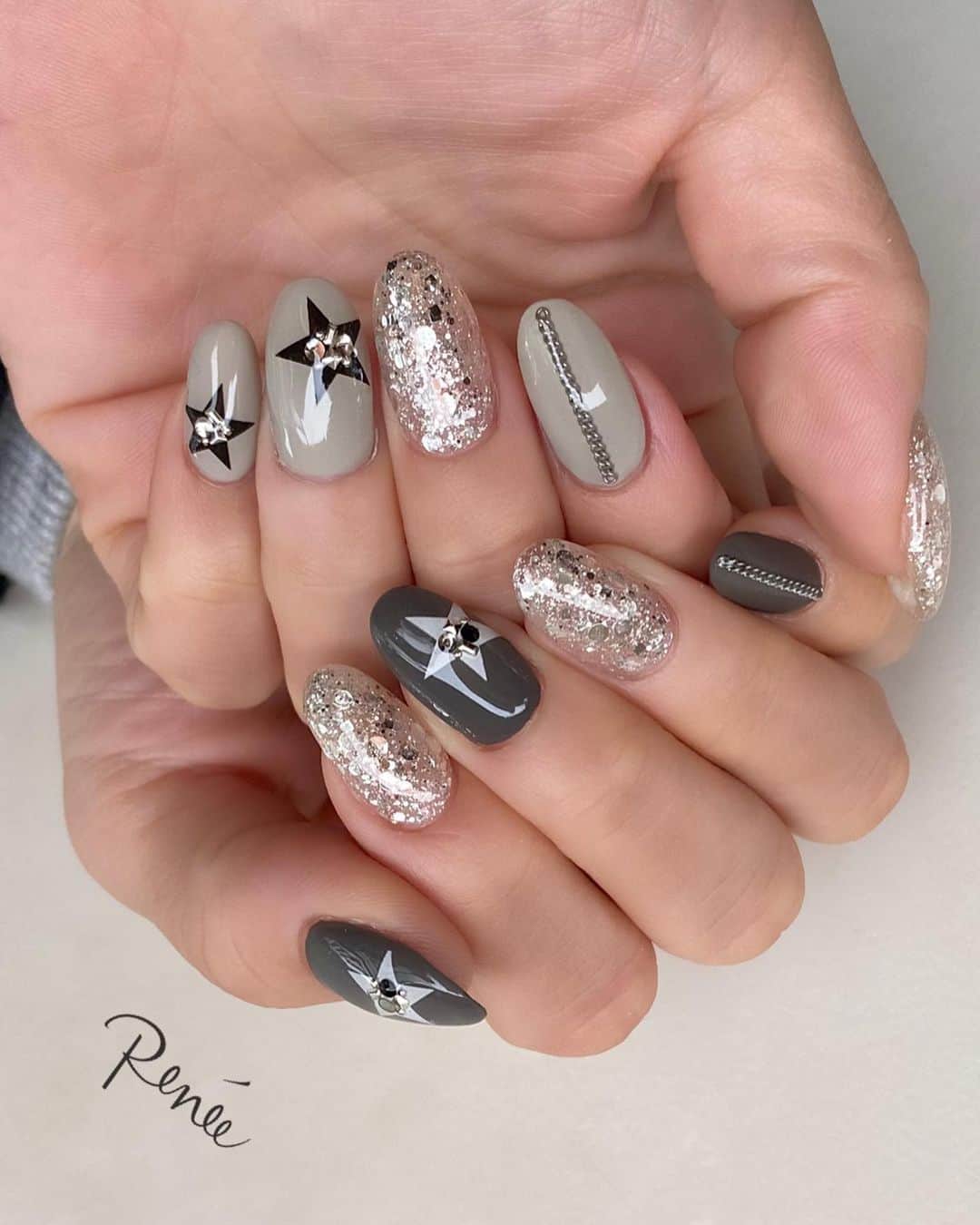 ネイルサロンレネのインスタグラム：「design by @renee_haruna.24  赤松晴菜  gray×star★  nailsalon Renée®︎﻿ ￣￣￣￣￣￣￣￣﻿ TV.メディア出演﻿ スタッフ全員資格保持者﻿ カラー300種類以上﻿ パーツ1000種類以上﻿ 雑誌掲載デザイン多数﻿ ﻿ ﻿ ﻿ ▫︎Renée梅田本店﻿ 【open-close】10:00〜21:00﻿ 【定休日】不定休﻿ 【add】大阪市北区堂山町15-23-908﻿ ﻿ ▫︎Renée les deux梅田店﻿ 【open-close】10:00〜21:00﻿ 【定休日】不定休﻿ 【add】大阪市北区堂山町15-23-1003﻿ ﻿ ▫︎Renée by Beauland Ashiya芦屋店﻿ 【open-close】10:00〜21:00﻿ 【定休日】不定休﻿ 【add】芦屋市業平町6-11 Ashiya grotto 302﻿ ﻿ ﻿ ﻿ ﻿ ▶︎▶︎▶︎初回クーポンご利用頂けます﻿ ￣￣￣￣￣￣￣￣￣￣￣￣￣￣￣￣﻿ ご予約はプロフィールTOPのリンク内﻿ URLをご利用下さい。﻿ ﻿ ﻿ ﻿ メニューに迷った方やご相談は…﻿ ﻿ 　　🤍Renée公式LINE🤍﻿ ─────────────﻿  【@bos7903t】←※@から入力🔍﻿ ﻿ ﻿ ﻿ ﻿ ﻿ #nail#nails#gelnails#nailart#ネイル#ジェルネイル#美甲#네일#젤네일#nailsalonrenee#ネイルサロンレネ﻿ #大阪ネイルサロン#梅田ネイルサロン#芦屋ネイルサロン#神戸#芦屋#beauland#ビューランド﻿ #芦屋ネイルサロン#love#instagood」