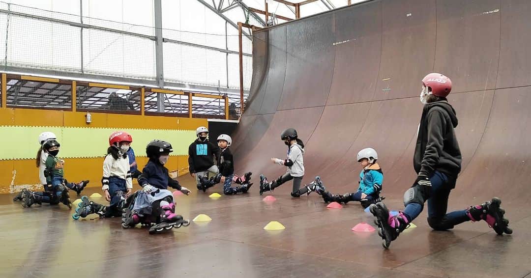安床エイトのインスタグラム：「Im happy everyday for what we do at "g" skatepark.   @ascschool @eitoyasutoko 　 #ASCスクール #ActionSportsCultureSchool #inlineskate #yoga #athletics #soccer #play #dance #skatedance #music #hiphop #gskatepark #skatepark」