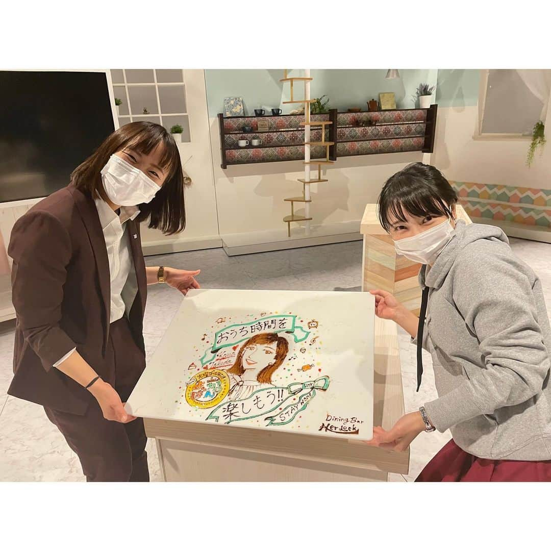 武田華奈さんのインスタグラム写真 - (武田華奈Instagram)「. こんな豪華なものを作ってもらうのは人生最初で最後だろうなぁ𓂃𓆸𓆸 ということでしっかり記念写真を撮りました📸 . 明日のよかばんでご紹介しますテイクアウトグルメのお店の一つ @herlock_diningbar のオーナー、かなこさんが描いてくださいました𓁉🍓🍌🥝🍊 アニメのキャラクターや人物でもなんでもささっと描いてくださいます。 お店に出かけられるようになったらぜひ特別な日のお祝いにいかがですか？🍷✴︎ 豪華できれいなプレート、嬉しくて食べてくずしてしまうのがもったいなかったですが、遅くまで残っていたアナウンス部の後輩たちやスタッフのみなさんと大事にいただきました𓁙🍴 (そしてあと片付けまで手伝ってくれる優しい後輩たちです𓅸) . 私もですがお出かけできずせめてご飯は楽しみたい！という方、多いと思います✴︎ みなさんのランチやディナーがもっと楽しくなるようなテイクアウトメニューが登場しますのでぜひ参考にしてみてくださいね🍴🍷🍛 . #よかばん #おうち時間を楽しもう #stayhome」1月25日 22時14分 - kana_takeda.19