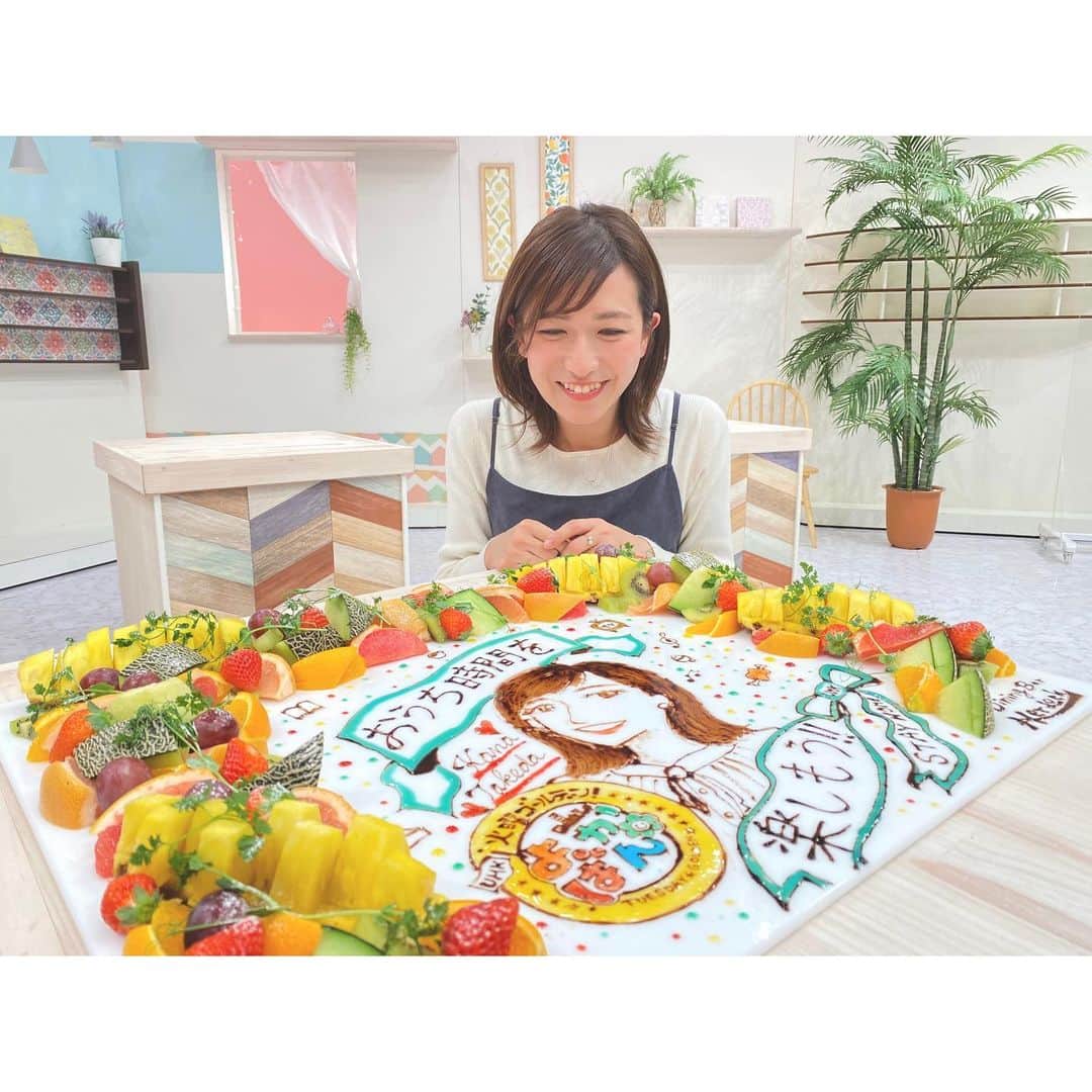 武田華奈のインスタグラム：「. こんな豪華なものを作ってもらうのは人生最初で最後だろうなぁ𓂃𓆸𓆸 ということでしっかり記念写真を撮りました📸 . 明日のよかばんでご紹介しますテイクアウトグルメのお店の一つ @herlock_diningbar のオーナー、かなこさんが描いてくださいました𓁉🍓🍌🥝🍊 アニメのキャラクターや人物でもなんでもささっと描いてくださいます。 お店に出かけられるようになったらぜひ特別な日のお祝いにいかがですか？🍷✴︎ 豪華できれいなプレート、嬉しくて食べてくずしてしまうのがもったいなかったですが、遅くまで残っていたアナウンス部の後輩たちやスタッフのみなさんと大事にいただきました𓁙🍴 (そしてあと片付けまで手伝ってくれる優しい後輩たちです𓅸) . 私もですがお出かけできずせめてご飯は楽しみたい！という方、多いと思います✴︎ みなさんのランチやディナーがもっと楽しくなるようなテイクアウトメニューが登場しますのでぜひ参考にしてみてくださいね🍴🍷🍛 . #よかばん #おうち時間を楽しもう #stayhome」