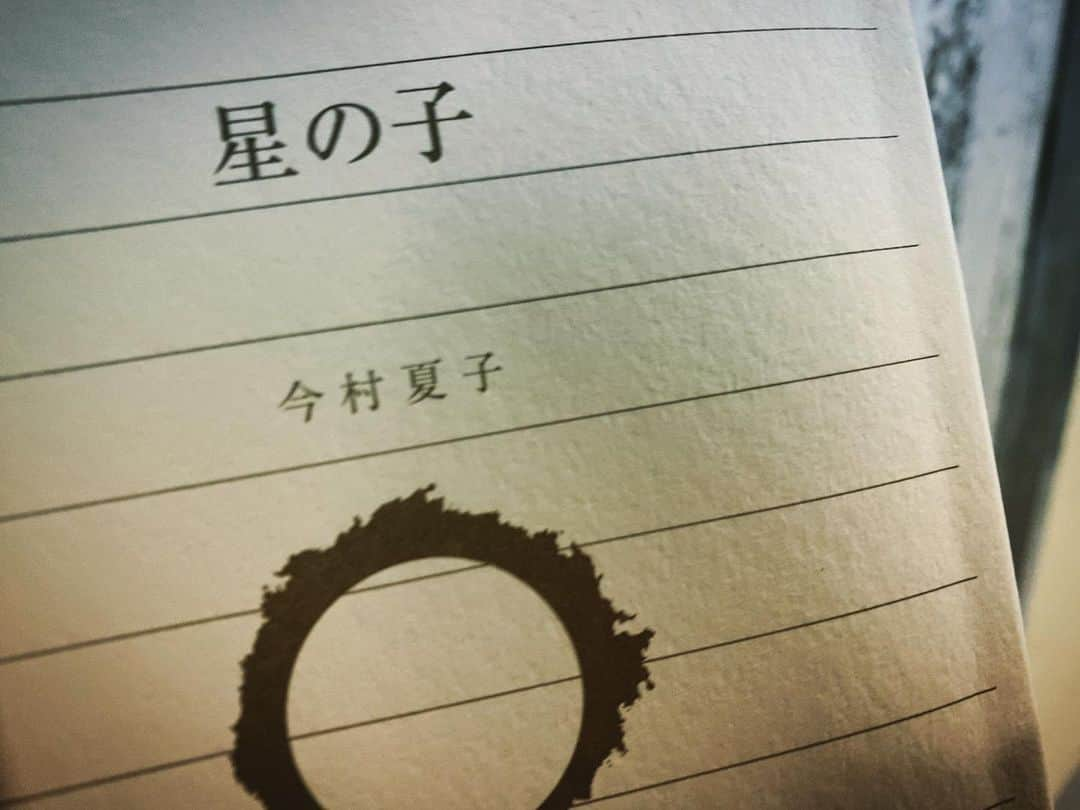 永田崇人さんのインスタグラム写真 - (永田崇人Instagram)「2020年観た邦画の中でも、特に心にずっと残ってて、その理由を突き止めたくて、手に取ってみました。今村夏子さんの「星の子」。新幹線の行き帰りで読み終わっていた。「雄三おじさんお水入れかえ事件」がすごく好きなんだよなぁ  次はむらさきのスカートの女読もうかなぁ  #今村夏子　さん #星の子」1月25日 22時14分 - takato0827