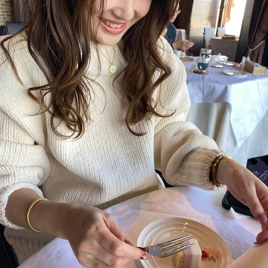 宮原華音さんのインスタグラム写真 - (宮原華音Instagram)「💇‍♀️💇‍♀️💇‍♀️💇‍♀️💇‍♀️﻿ ﻿ 最近はずっと幼なじみカット✂️﻿ トリートメントもカットもセットも﻿ 幼なじみに任せてる🙆‍♀️﻿ ﻿ ﻿ 2人で遊ぶことはほぼ﻿ なくなったけどこうやって﻿ カットしてもらいながら﻿ 近況報告してるから﻿ 前より色んなこと話してる気がする😎﻿ ﻿ ﻿ 一個年下なんだけど﻿ 可愛い可愛い私のお姫様です✨  #横顔 #おさななじみ #美容師」1月25日 22時14分 - miyahara_kanon