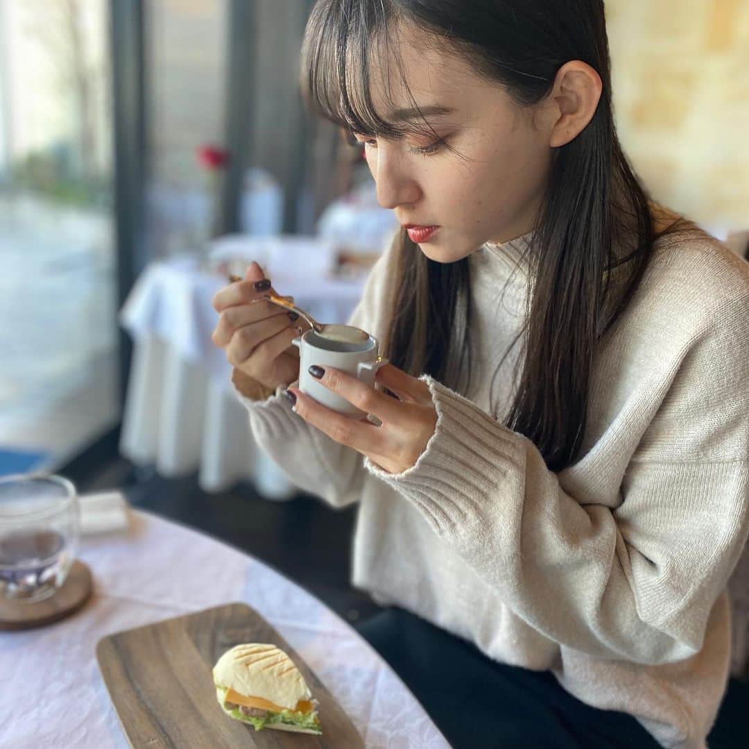 のインスタグラム：「💇‍♀️💇‍♀️💇‍♀️💇‍♀️💇‍♀️﻿ ﻿ 最近はずっと幼なじみカット✂️﻿ トリートメントもカットもセットも﻿ 幼なじみに任せてる🙆‍♀️﻿ ﻿ ﻿ 2人で遊ぶことはほぼ﻿ なくなったけどこうやって﻿ カットしてもらいながら﻿ 近況報告してるから﻿ 前より色んなこと話してる気がする😎﻿ ﻿ ﻿ 一個年下なんだけど﻿ 可愛い可愛い私のお姫様です✨  #横顔 #おさななじみ #美容師」