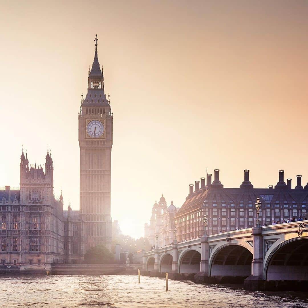 タイ航空のインスタグラム：「✈️ Fly directly to London comfortably with Thai Airways flights every Sunday through January - March 2564  📌 For those who can travel with one-way pass.  🔸 Reserve your seat: From today-28 March 2564 🔸 Travel: From January 24-March 28, 2564 * Terms and conditions apply by the company.  ⭐️ Passengers who want to enter the UK, all except children under 11 years of age must show COVID-19 test results that are under 72 hours before traveling.  👉 www.thaiairways.com」