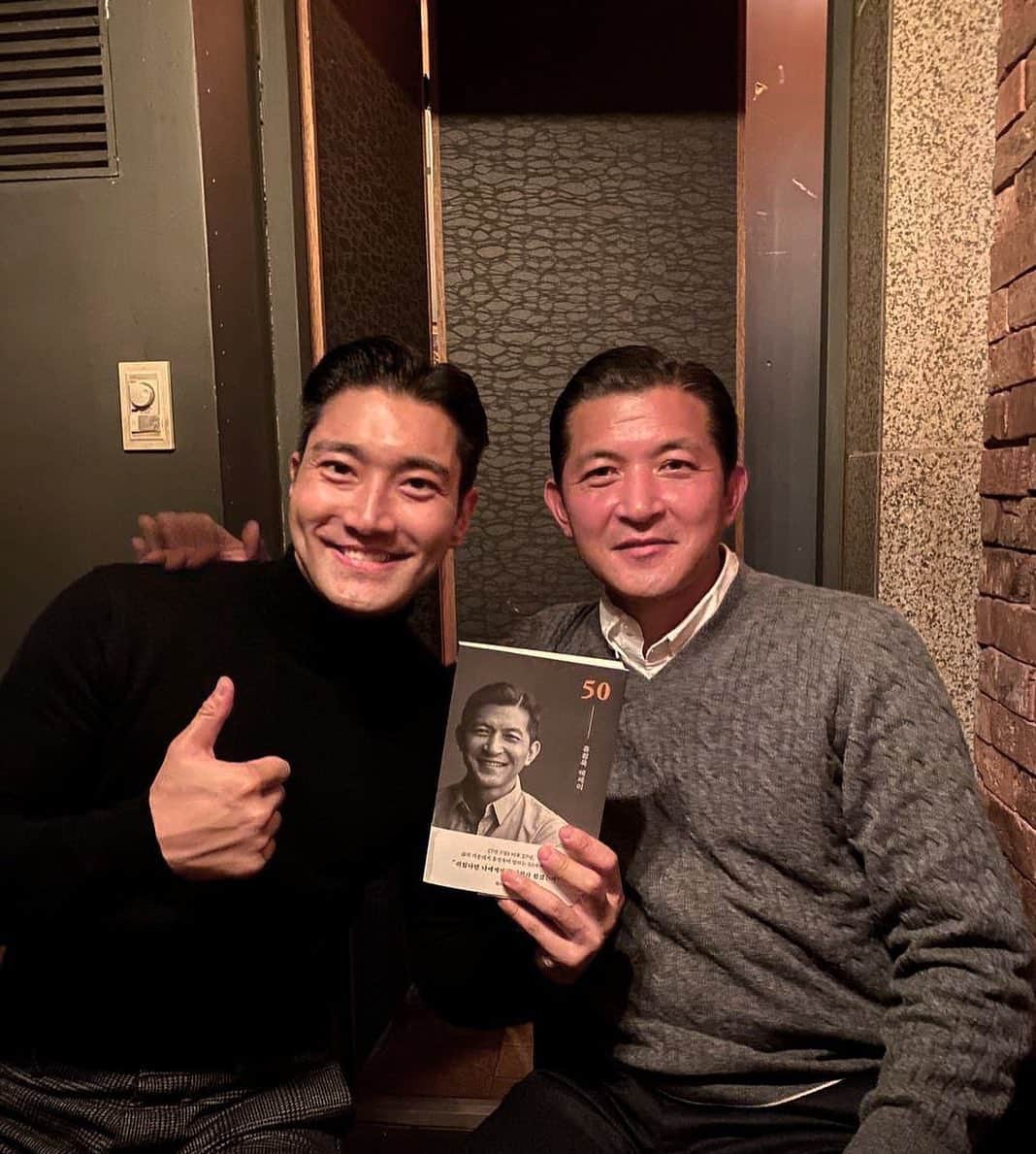 チェ・シウォン（SUPER JUNIOR）のインスタグラム：「출간을 축하드려요! Congratulations on publishing your new book! @ryanjwhong」