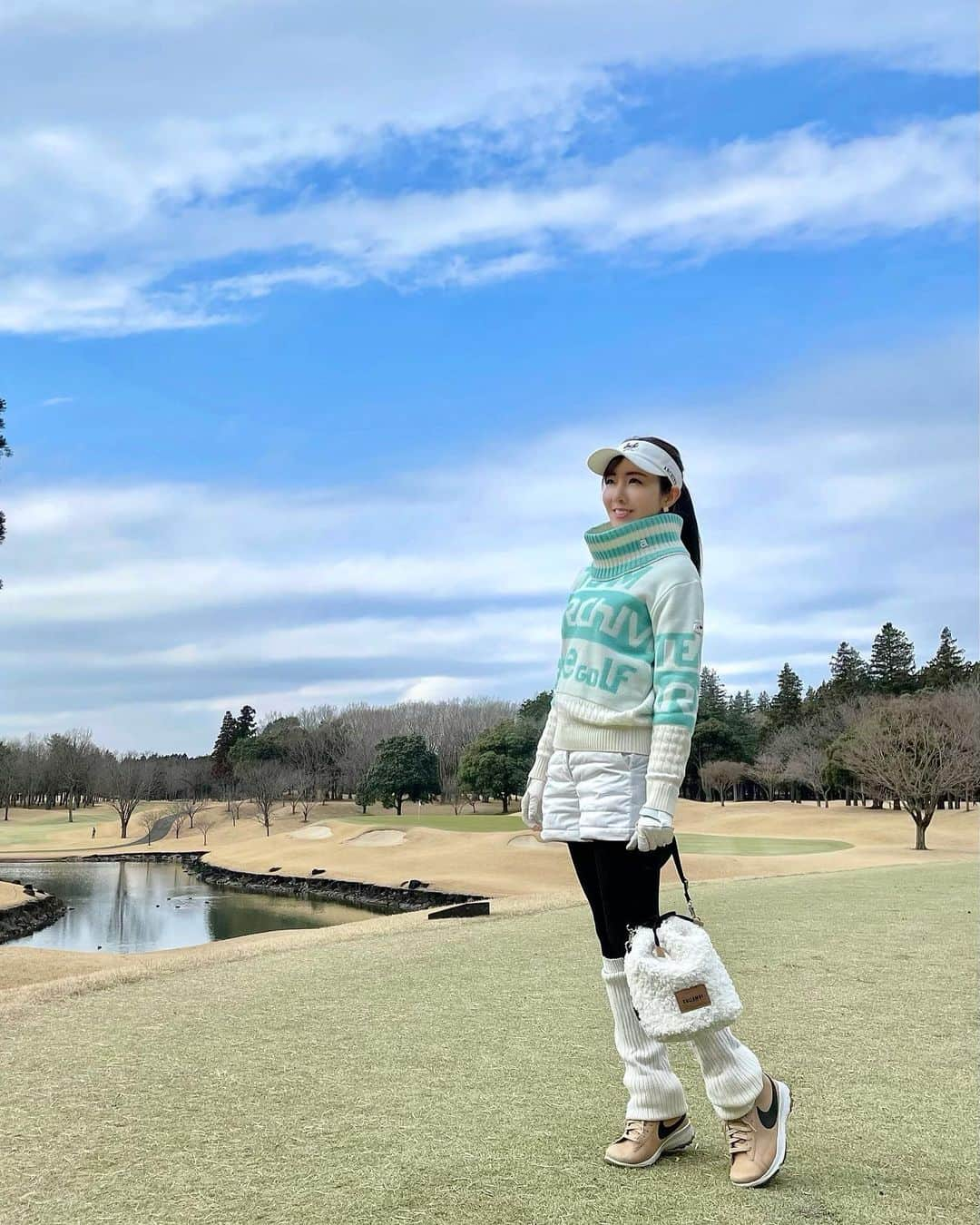 松本あゆ美さんのインスタグラム写真 - (松本あゆ美Instagram)「. @callawaygolf_japan づくし🐻❤️ . 両手にティーが挿せるキャロウェイベアは 実はボールケース😉 ラウンド中、大きなティーでも落とすことなく ギュッと握ってくれていました💕 . モコモコファーポーチはコロンとした形が可愛い！ ショルダーにできるのも便利です✨ . . #callawaygolf #キャロウェイベア #キャロウェイゴルフ  #イーグルポイントゴルフクラブ #golfstagram #golfgirl  #golfwear #골프 #골프웨어 #高尔夫球  #ゴルフ女子 #ゴルフ女子コーデ  #ゴルフ好きな人と繋がりたい  #気象予報士 #セントフォース #weatherforecast  #お天気お姉さんの日常」1月25日 22時19分 - ayumi_matsumoto_1124