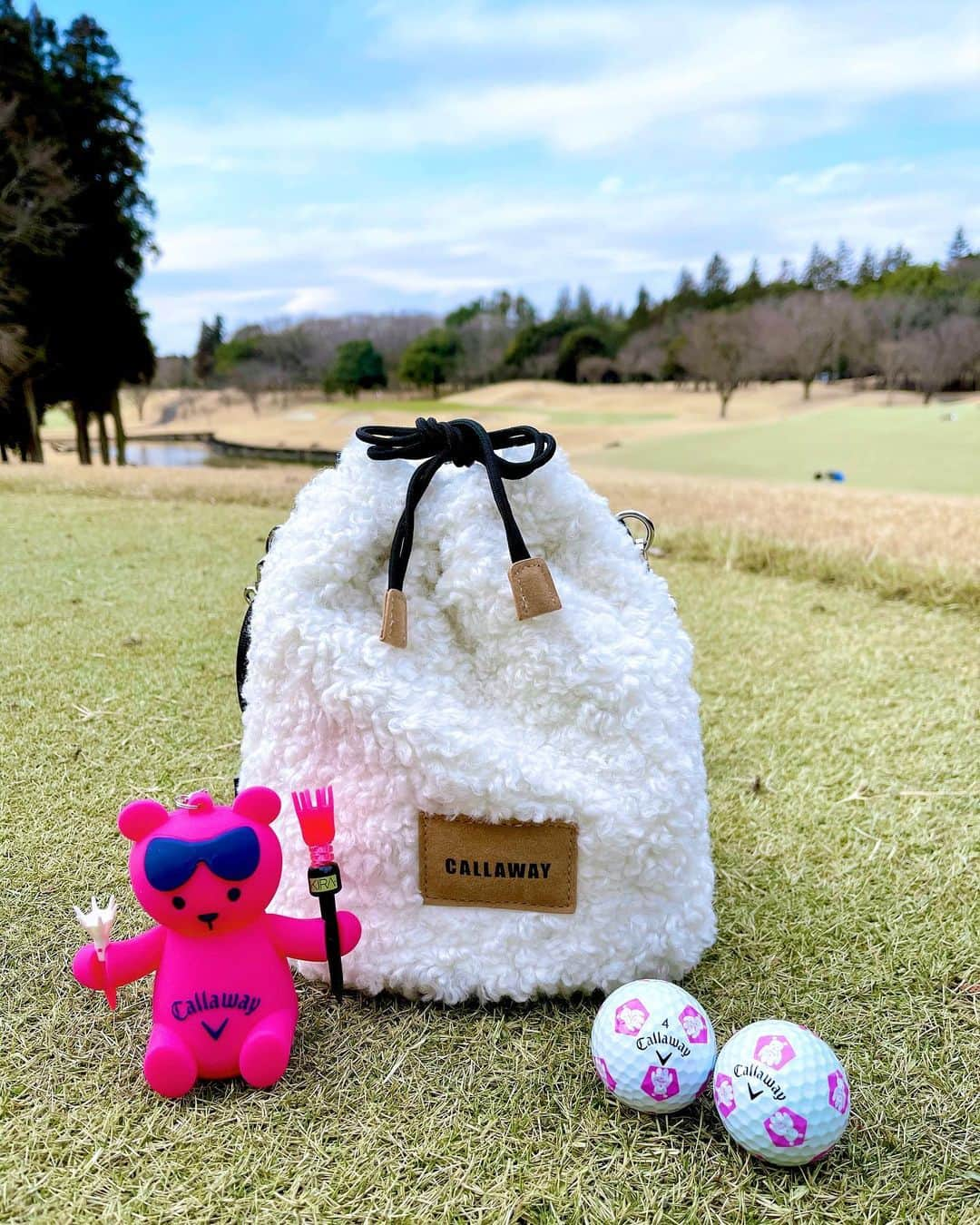 松本あゆ美さんのインスタグラム写真 - (松本あゆ美Instagram)「. @callawaygolf_japan づくし🐻❤️ . 両手にティーが挿せるキャロウェイベアは 実はボールケース😉 ラウンド中、大きなティーでも落とすことなく ギュッと握ってくれていました💕 . モコモコファーポーチはコロンとした形が可愛い！ ショルダーにできるのも便利です✨ . . #callawaygolf #キャロウェイベア #キャロウェイゴルフ  #イーグルポイントゴルフクラブ #golfstagram #golfgirl  #golfwear #골프 #골프웨어 #高尔夫球  #ゴルフ女子 #ゴルフ女子コーデ  #ゴルフ好きな人と繋がりたい  #気象予報士 #セントフォース #weatherforecast  #お天気お姉さんの日常」1月25日 22時19分 - ayumi_matsumoto_1124