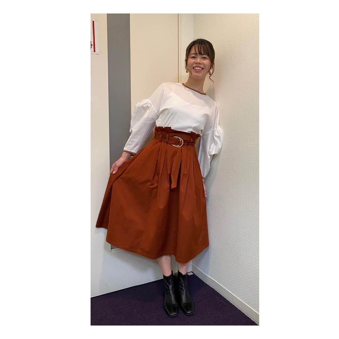 星奈津美さんのインスタグラム写真 - (星奈津美Instagram)「先日、2日間Going!のインタビューと、S-PARKのインタビューがありました🗣﻿ ﻿ 初日のあと、ストーリーズで全身写すポーズが分からないと嘆いていたら、いくつかポーズの提案を頂きました🙏✨﻿ (立ち方ダサすぎるという声も多数頂きました🙄)﻿ バタフライのポーズをぜひ！という声があったのでやろうかと思いましたが、今回はトップスの丈が短かったので断念🙇‍♀️﻿ 今度チャンスがあればやってみます🦋﻿ ﻿ そして2日目のインタビュー後、マネージャーさんに複数枚写真を撮ってもらい、いざ送ってもらうと一枚もピントが合ってないというミラクル😂😂﻿ 面白いのでそれも載せます（笑）﻿ 最終的には、スタイリストのさよさんがバッチリ撮ってくれました👏✨﻿ @sayokonakamura_st ﻿ 今回も素敵な衣装ありがとうございました💓」1月25日 22時20分 - ntm_hoshi