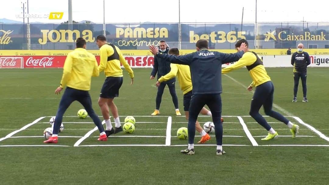 ビジャレアルCFのインスタグラム：「¿Una partidita de cuatro en raya ⭕❌?  ¡Mirad qué virguería de juego ha hecho hoy el Submarino en el entrenamiento 😍!  Fancy a game of four in a row ⭕❌?  Look what a marvellous game the Submarine did today in training 😍😍!  #Villarreal #futbol #football #slccer #laliga」