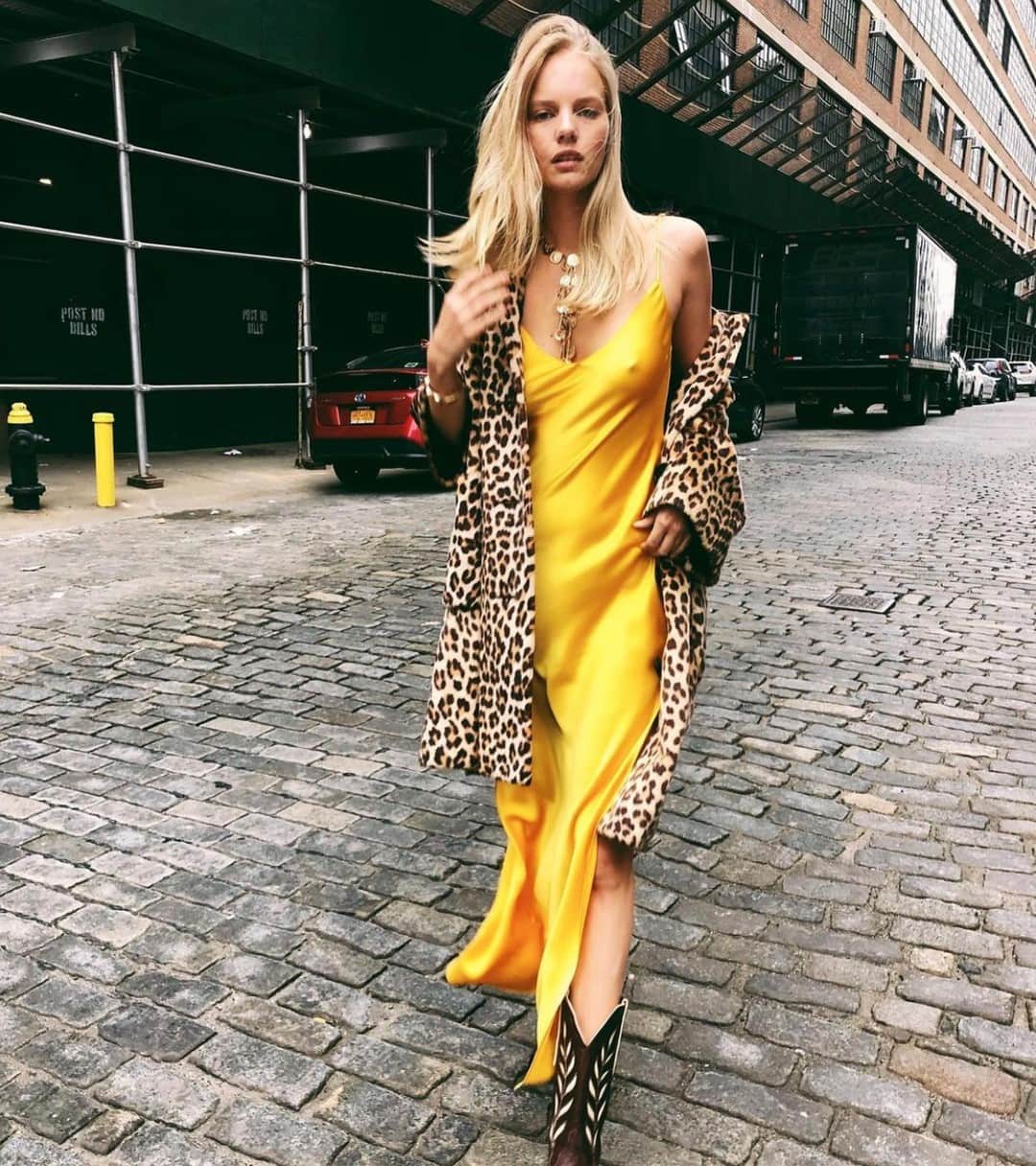 ダニジョーのインスタグラム：「Anyone else miss dressing up? 🙋‍♀️」