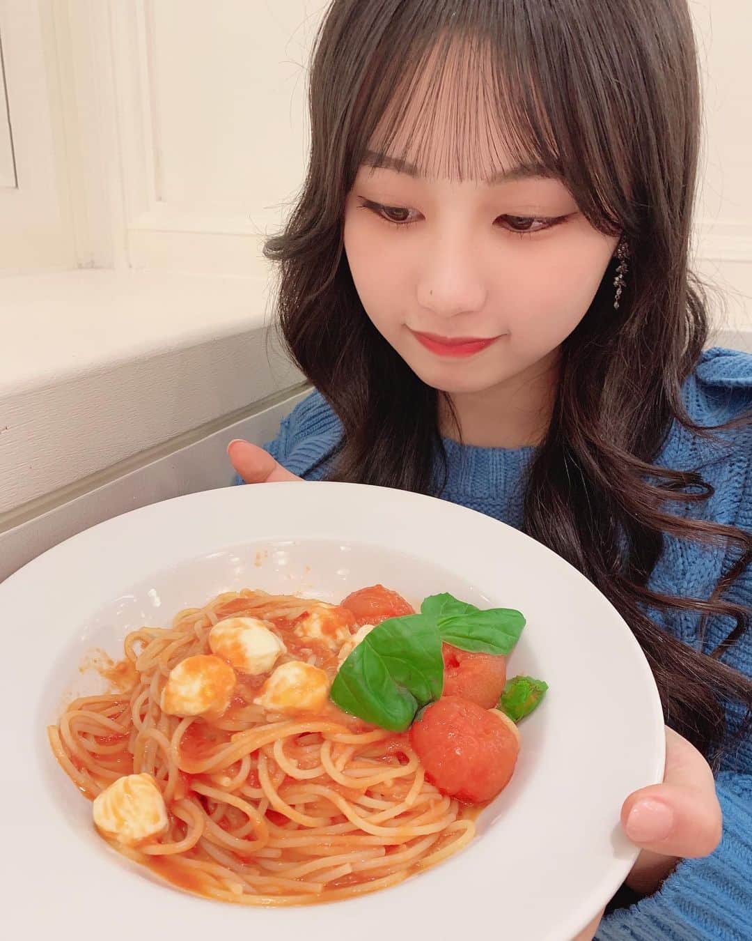 のインスタグラム：「(っ˘ڡ˘ς)  ・ ・ ・  #リリバリ #lilyofthevalley #idol #アイドル #jk #18歳 #高校生 #パスタ #harbs #パスタ #ランチ #トマトパスタ #ロングヘア #ぱっつん前髪 #シースルー前髪 #巻き髪 #黒髪」