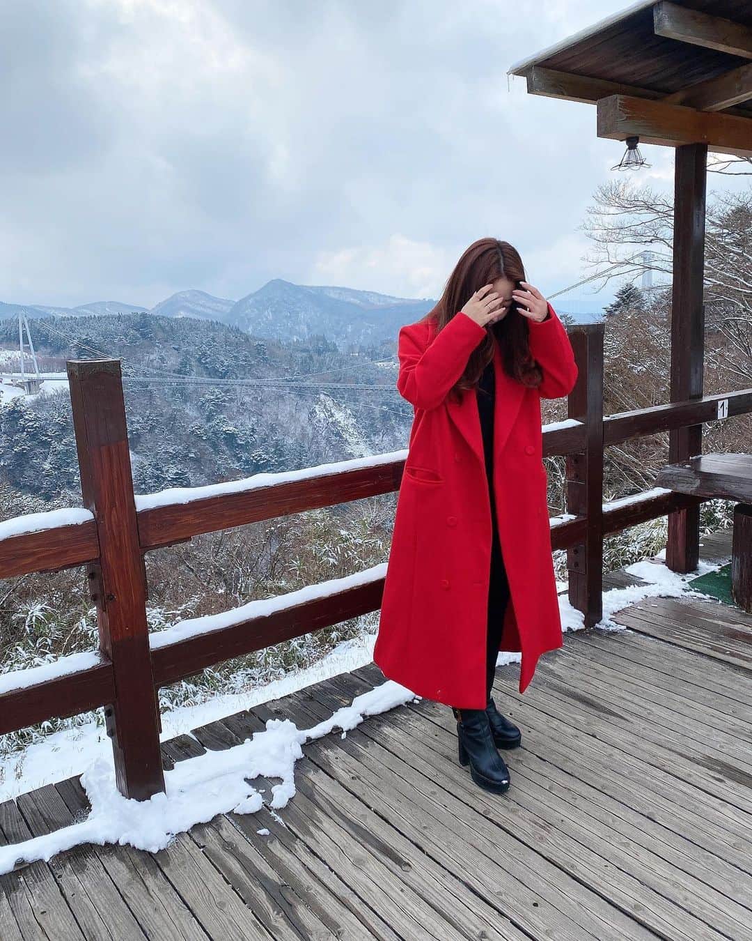 山木彩乃さんのインスタグラム写真 - (山木彩乃Instagram)「. . 雪って幻想的☃️ . 真っ赤なコートはなかなか出番がないけど、 雪国行く時着たいなって思っててやっと着れた❣️ . .  #fashion#ファション#コーディネート#ootd#おしゃれさんと繋がりたい#今日のコーデ#ファッション好き#패션#패션스타그램#오오티디#데일리룩#오늘뭐입지#몸스타그램」1月25日 22時31分 - yamaki__ayano
