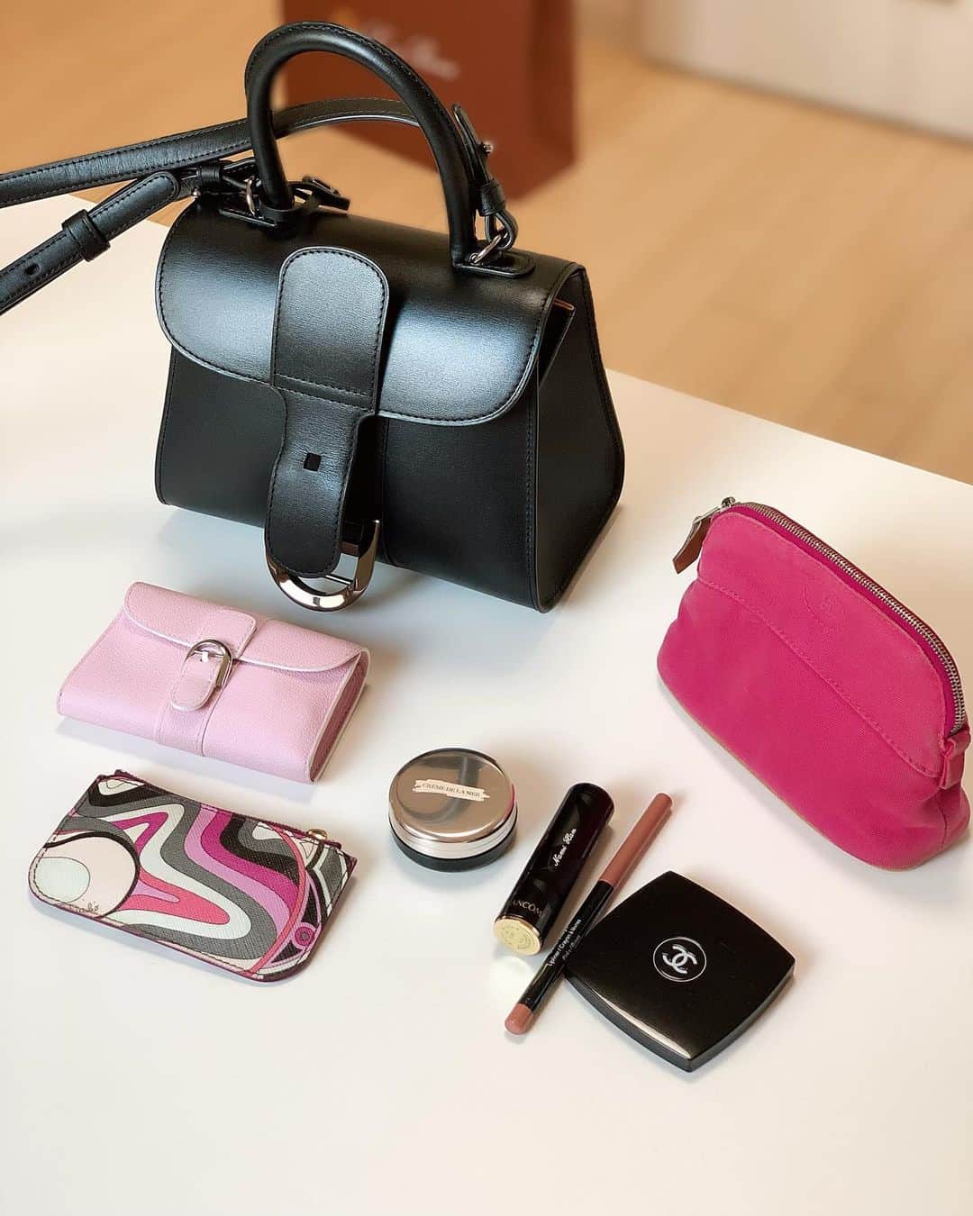 ハンナミのインスタグラム：「in my bag 🦢.  前より 持ち物が少なくなった '◡' プラス、目薬とハンカチくらいかな .  質問いただいた毎日愛用しているリップは この3つ . de la mer リップバーム lancome リップ REVLON フチをぼかす の順番です☺️」