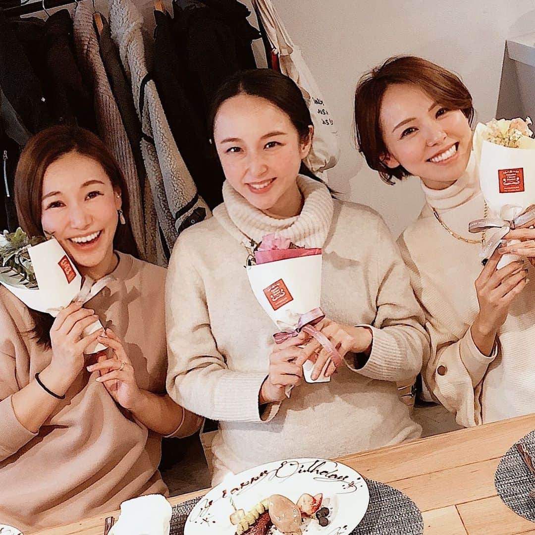 小松あやのインスタグラム：「. お久しぶりのひーちょん @h_h.world と、 もうおなかパンパンのいずみん @izmommy0115t ✨ 出産前に3人で会えてよかった( ˘͈ ᵕ ˘͈♡) 　 3人ともお誕生日と言うことで、 お店の方がブーケを準備してくださってました。 なんてステキなお心遣いなんだ🥲✨ @audace_nakame さん、 ありがとうございました🙏✨ 　 　 #1月生まれの会  #私達の私達による私達のための誕生会 #2人のいずみと1人のあやこ #2人の21日生まれと1人の15日生まれ #3人のでこっぱち 　 #誕生日会 #お誕生日おめでとう #誕生日祝い #仲良しランチ #女子会ランチ #中目黒グルメ #中目黒ランチ」