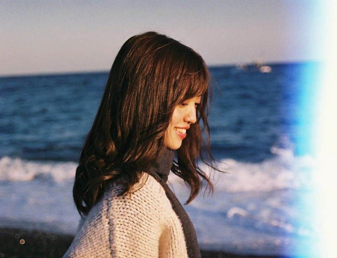 田中えれなのインスタグラム：「#film  📷🌿 ﻿ ﻿ ﻿ ﻿ ﻿ ﻿ #写真 #被写体 #雰囲気 #shooting #photo #photography #photo_jpn #透明感 #fff #ootd #tokyocameraclub #daily_photo_jpn #filmphotography #lovers_nippon_portrait #フィルムカメラ #海 #art_of_japan_ #photogram_archive #good_portraits_japan #team_jp_ #as_archive #bestphoto_japan #indy_photolife #reco_jp #ポートレート﻿ #いいね返し」