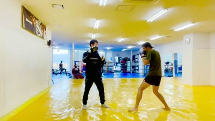 末續慎吾のインスタグラム：「﻿ ﻿ ﻿ ﻿ ﻿ ﻿ 見せかけて﻿ ﻿ ﻿ ﻿ ﻿ パンチの練習のように﻿ ﻿ 見せかけて﻿ ﻿ ややスクワットのような出力感覚に寄せて﻿ ﻿ ぶった叩いてます。﻿ ﻿ かけっこに寄せるべし。アジャスト。﻿ ﻿ 外は寒し、中ではアッパーカット。﻿ ﻿ アース。﻿ ﻿ ﻿ #EAGLERUN末續慎吾#陸上#かけっこ#オリンピアン#下から上#下半身からアース#タイガーアッパーカットにしたい#ディテールをアジャスト#外寒いし＃走りたい#修斗ジムroots#この後ヘロヘロ」