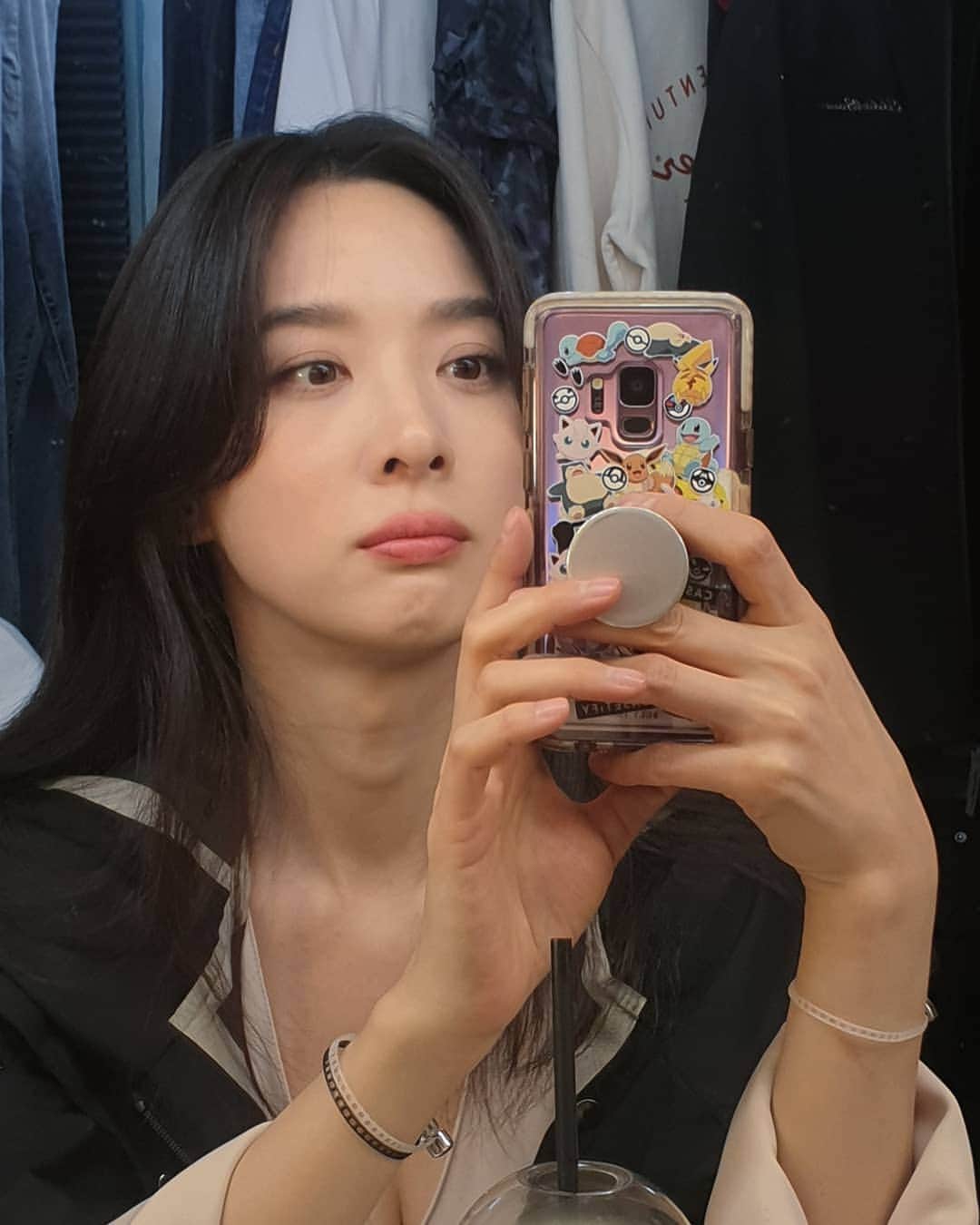 イ・チョンアのインスタグラム：「머릿속을떠다니는수만가지음식들  🍘🍝🍢🍱🍛🥫🍿🥗🥣🎂🧁🍩🥮 🥠🥟🍦🥓🥩🍖🧀🍕🥙🥞🍛🍣🌮」