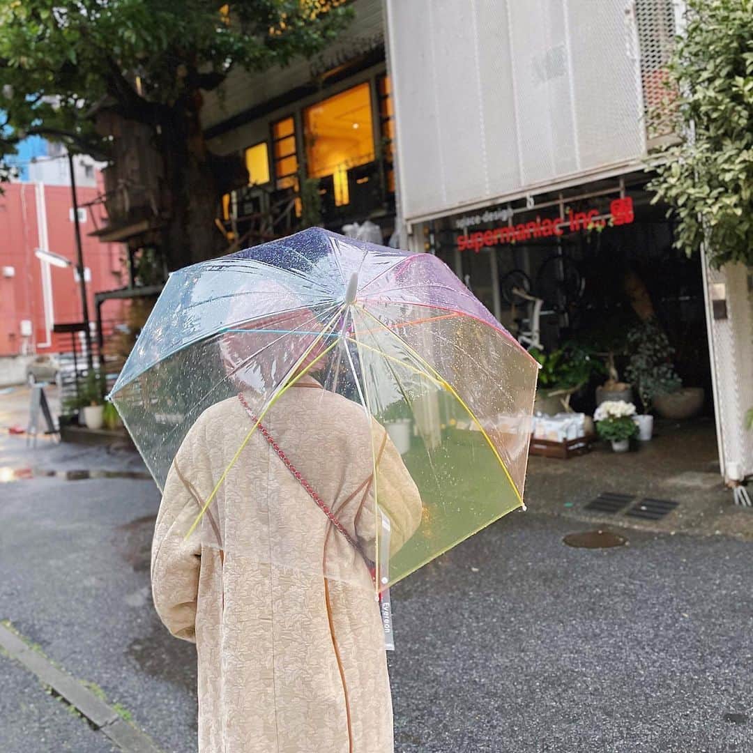 橋本江莉果さんのインスタグラム写真 - (橋本江莉果Instagram)「こないだの久々の雨の日☔️﻿ ﻿ ちょっと前に買っていて、使いたかった #レインボー な #カラフル な傘を使えてご機嫌だった日🥳🌈☂️💖﻿ ﻿ ビニール素材の透け透けレインボーなとこが主張し過ぎなくて🧚🏼‍♀️﻿ ﻿ ご存知の通り、基本服がわりとカラフルなので🥴﻿ ﻿ これくらいのデザインがちょうど良くて、ツボでした🥰❤️💗🧡💛💚💙💜﻿ ﻿ いつもは、あぁ雨かぁ、、っとなりがちだけど、恵みの雨だし！っと心に言い聞かせてはいるものの、やっぱり雨の日はテンション下がりがちですが(低気圧ふくめて🤯)、この傘を持ってれば、雨の日でもテンション上がります🤤💕﻿ ﻿ 自分の機嫌は自分でとる😚☀️﻿ ﻿ #傘 #雨 #umbrella #rainbow #colorful #rain #rainyday #fashion #style」1月25日 22時32分 - erica_hashimoto