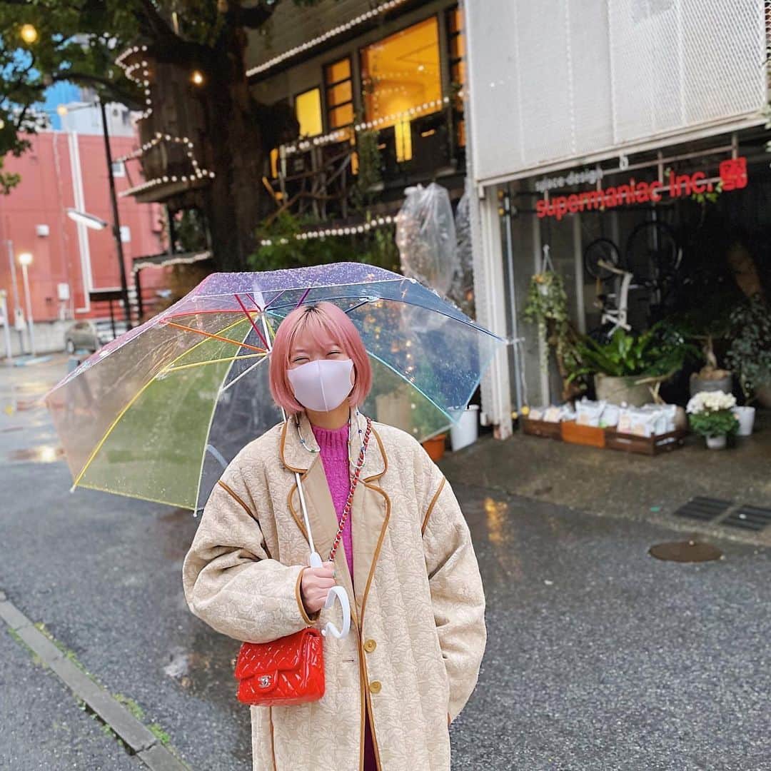 橋本江莉果のインスタグラム：「こないだの久々の雨の日☔️﻿ ﻿ ちょっと前に買っていて、使いたかった #レインボー な #カラフル な傘を使えてご機嫌だった日🥳🌈☂️💖﻿ ﻿ ビニール素材の透け透けレインボーなとこが主張し過ぎなくて🧚🏼‍♀️﻿ ﻿ ご存知の通り、基本服がわりとカラフルなので🥴﻿ ﻿ これくらいのデザインがちょうど良くて、ツボでした🥰❤️💗🧡💛💚💙💜﻿ ﻿ いつもは、あぁ雨かぁ、、っとなりがちだけど、恵みの雨だし！っと心に言い聞かせてはいるものの、やっぱり雨の日はテンション下がりがちですが(低気圧ふくめて🤯)、この傘を持ってれば、雨の日でもテンション上がります🤤💕﻿ ﻿ 自分の機嫌は自分でとる😚☀️﻿ ﻿ #傘 #雨 #umbrella #rainbow #colorful #rain #rainyday #fashion #style」