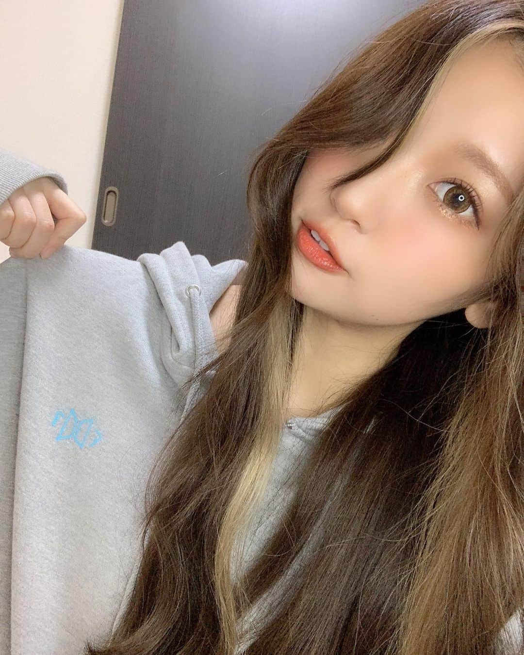 いっちゃん/嶋津 いつみのインスタグラム：「. . 引きこもりで載せるのないから こんな写真でも載せるな🙋‍♀️w . . . . バンタンPOP-UPでゲットした ジップアップパーカー💜 . . . 部屋着にしてるねん🧸🤍 . . . . そしてそして🐯💚 2月にNEWアルバムリリースですね😘 . AMRY友のフォロワー様… 本日は大歓喜でしたね👏🏻✨ . . . もちろん迷わず予約します。 . . . . .  #バンタン #bts #テテペン #クオズペン #amry #アミ友ちゃん募集 #関西  #関西サロモ  #サロンモデル #サロモ #いっちゃん  #フリーモデル #関西モデル  #あざといっちゃん #かわいっちゃん #いっちゃんコーデ  #ブライダルモデル #アレンジモデル #ヘアカラー  #ヘアアレンジ #くしゃ顔  #치맥  #좋아요환영 #소통환영 #팔로우환영 #팔로미 #인친환영 #친구해요 #셀카 #셀피」