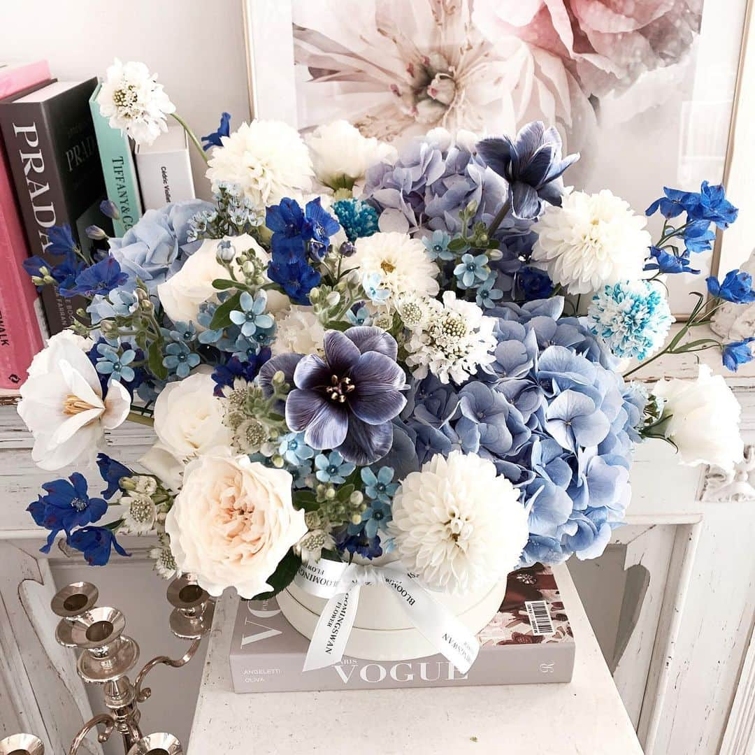 Florist.janeさんのインスタグラム写真 - (Florist.janeInstagram)「인기좋은 #블스박스 💙  . . . . . . 👆🏻블스 주문건 경우 배송료는 모두 별도 입니다. . ✌🏻배송 시간은 매번 달라지는 교통 상황에 따라 정각에 맞출  수 없으며 대략적인 시간대에 배송해드립니다.(ex 1시-2시)  👌🏻상품 문의시 원하시는 작품 캡쳐후 문의주시면 빠르게 답변도와드리겠습니다💕  🤟🏻매번 달라지는 꽃 시장 상황에따라 샘플 사진과 100% 동일하게 제작은 어렵습니다. 최대한 비슷하게 또는 사진 보다 더욱 예쁘게 제작해드리니 전적으로 플로리스트 의견을 믿어주세요 🙏🏻  .  . . .  #블루밍스완 #꽃스타그램 #꽃집 #강남꽃집 #연예인서포트 #서포트 #일상 #선물스타그램 #꽃배달 #팬미팅 #강남꽃배달 #여자친구선물 #프로포즈 #결혼기념일 #기념일선물 #와이프생일 #생일선물 #생신선물 #부모님선물 #연예인생일 #생일스타그램 #논현동꽃집 #청담동꽃집 #선물추천 #기념일 #결혼스타그램 #supporter #flowers #서포터즈」1月25日 22時48分 - jane.florist