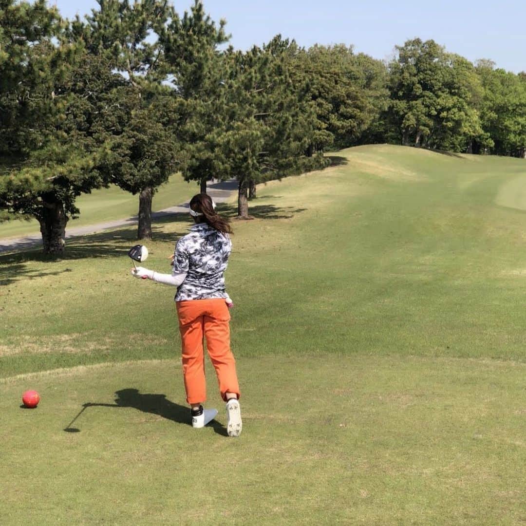井上貴子のインスタグラム：「本日第二弾更新^ ^  https://youtube.com/c/かっ飛びゴルフ塾  お友達の浦大輔先生から レッスン受けました。  とても寒い日の撮影だったので 上にも下にもヒートテックやら ロンTを重ね過ぎたー（笑） めっちゃ暑かったー。  ちなみに 写真は昨年ゴルフしたときのです。  かっ飛びゴルフ塾！ ゴルフ知らない人でも 楽しめるコラボ企画となっています。  ぜひ まずはチャンネル登録してください。  目指せ^ ^ 100切り！！！  Happyで^ ^  プロフィール画面に記載のURLより 通販サイト「神取屋」に飛べます^ ^  コロナ禍に携わる 全てのお仕事の皆様。  心から 感謝しています。  引き続き油断せず お気をつけて お過ごし下さいませ。  #井上貴子  #LLPWX #女子プロレス #紅緒と柊音 #トイプードル #かっ飛びゴルフ塾 #ゴルフ #100切り #LLPWX通販サイト神取屋 #TikTokはじめてみた #Twitterも見てね #感謝 #stopcovid19」