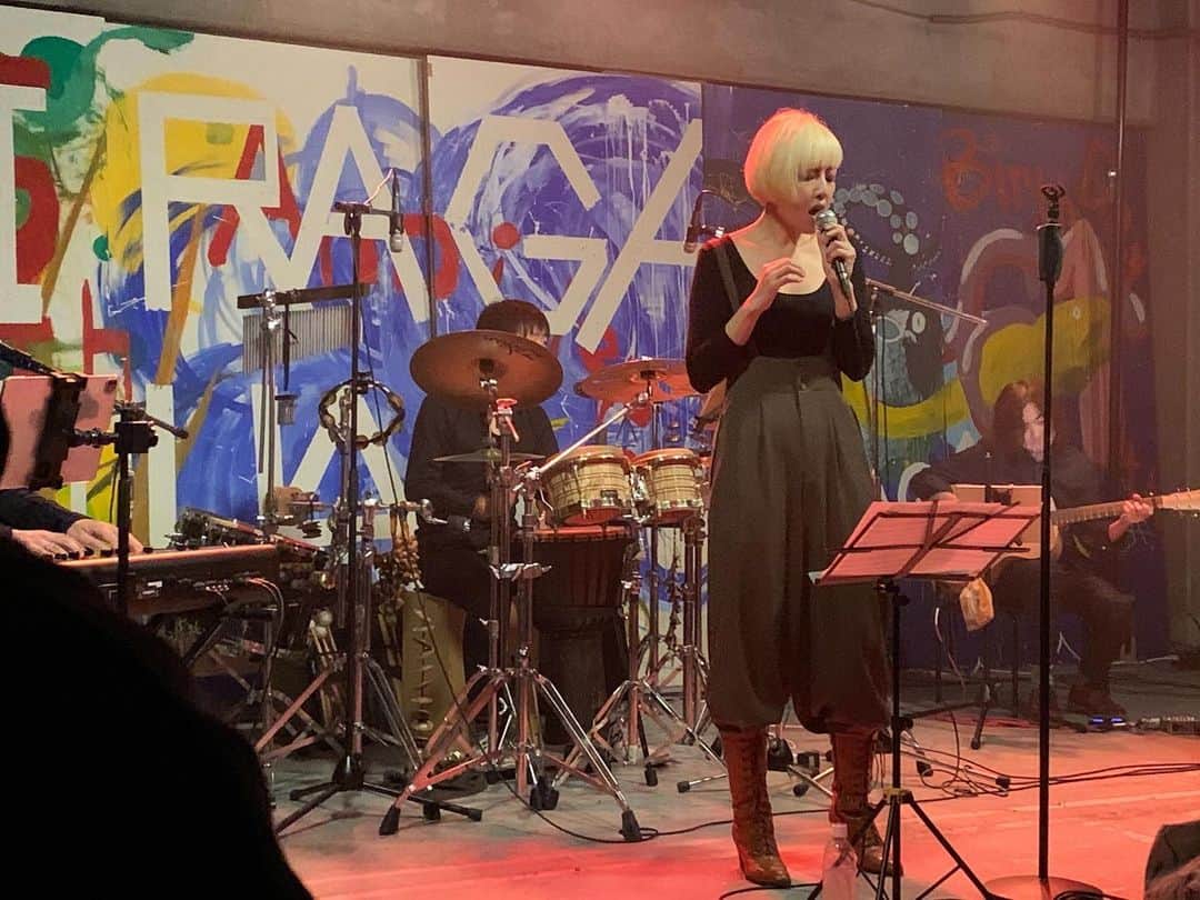 五十鈴ココのインスタグラム：「1.22 オンラインライブ 無事終演いたしました。  沢山のお客様にオンライン越しに観に、聴きに、感じにいらして頂きまして 歌いながら胸が熱くなりました。  写真、データ頂いたら また改めてupします。  なんで歌うの？と聞かれても わからない。 好きだからでしか　ないんだけど  何をしていても 頭の中では　詩やメロディが ぐるぐるしていて  この子にこのパート弾いてもらおとか、そんな事ばっか 考えてるから  やっぱり、好きでだいすきでしかないんだね。  数年前に書いた歌も 今歌うと全く違う感覚になる。タイムカプセルみたいだ。  あたしが歌で救われた事があるように  あたしの歌も誰かの胸に 届き、少しでも癒しになれますように。  新曲　あおいらくだ 聞いてくれたかな  どんどん創り続けていきたいと思います。  お客様、スタッフの皆様、 仲間、ミュージシャンたち  ありったけの愛と ありがとうを。」