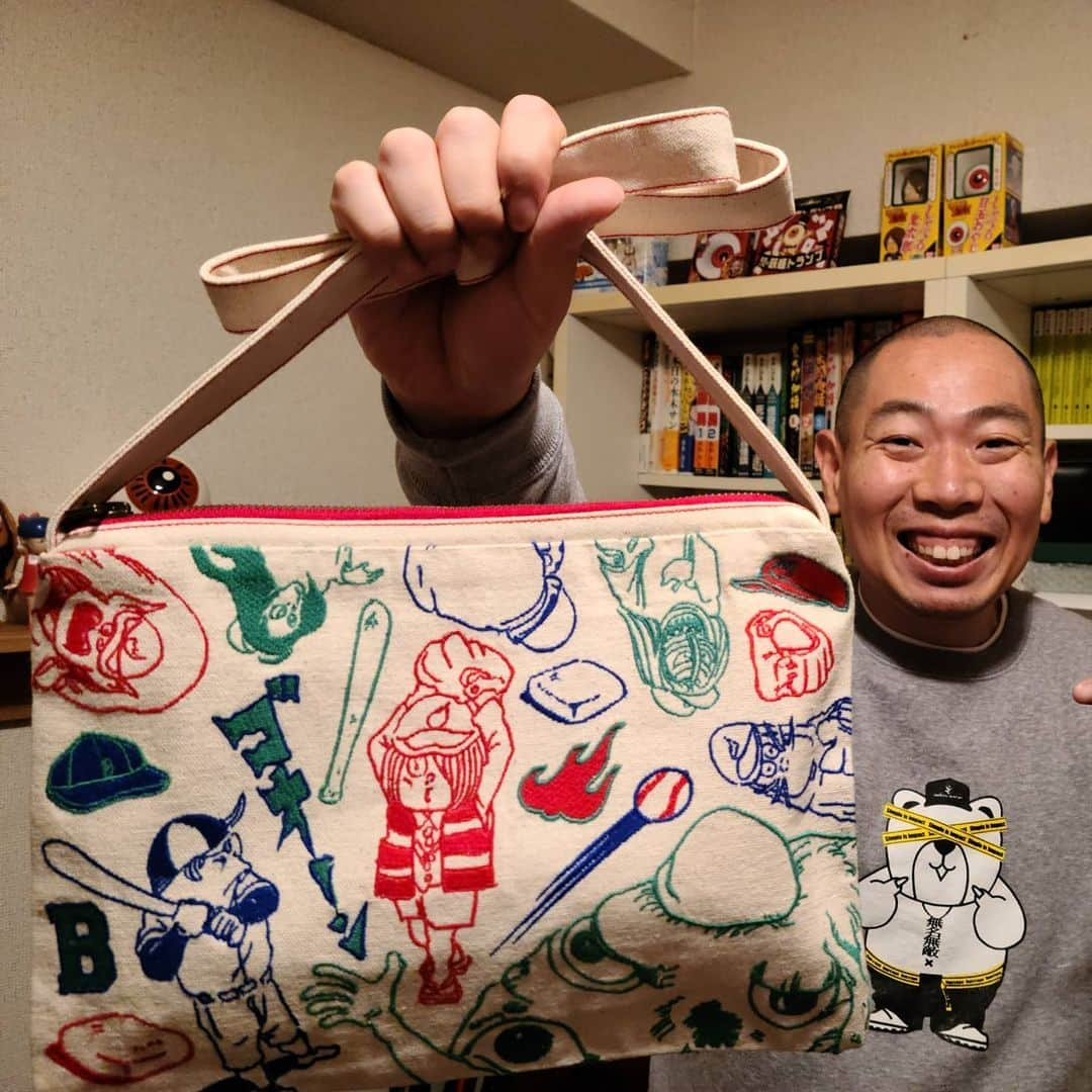 松本康太さんのインスタグラム写真 - (松本康太Instagram)「『ゲゲゲの鬼太郎刺繍サコッシュ』おばけナイターの刺繍がかわいい！使えば必ずホームランが打てる妖怪バットなのです♪  #ゲゲゲの鬼太郎#サコッシュ#刺繍#妖怪#おばけナイター#野球#妖怪バット#かわいい#kawaii #鬼太郎グッズ#妖怪本舗#鬼太郎茶屋#調布#深大寺#レギュラー松本#あるある探険隊#笑顔#鬼太郎」1月25日 22時41分 - aruarutankentai.matsumoto