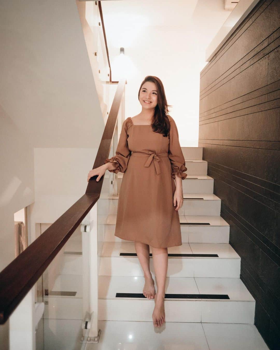 チェルシー・オリビアのインスタグラム：「Walaupun di rumah terus tapi penampilan harus tetap rapih yahh moms.. apalagi kalo kita harus urus rumah sambil kerja juga .. Dan kalian pasti tau kalo di rumah aku lebih sering pakai dress.. nah salah satunya dress ini dari @vicaflare   Menurut aku setiap pakaian bisa menentukan mood seharian loh dan dress mereka tuh bener2 bikin aku happy terus meskipun urusan rumah dan kerjaan numpuk 😆✌🏻 Emang gak salah aku pilih dress ini buat temenin aku di rumah seharian ❤」