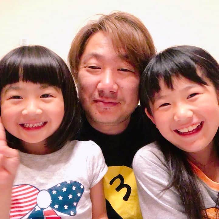 れのれらTVのインスタグラム：「＊-＊-＊-＊-＊-＊-＊-＊-＊-＊-＊-＊ ・ 【父と娘】 ・ だいぶ歳とったなぁ😆 て最近思う 気持ちは高校くらいから変わってないつもりだけど 体は年相応🤣 でも今が1番楽しいかもしれない🍺 いつまで続くかわからないけど 娘達とこうやって過ごすのが 今の生き甲斐だ😍 ・ ・ #れのれらtv  #3姉妹 #３姉妹 #家族 #親バカ部  #おパパ #youtuber  #応援してくれてありがとう #娘  #小学生女子 #小学生 #れのん #れいら #父娘  ・ ＊-＊-＊-＊-＊-＊-＊-＊-＊-＊-＊-＊」