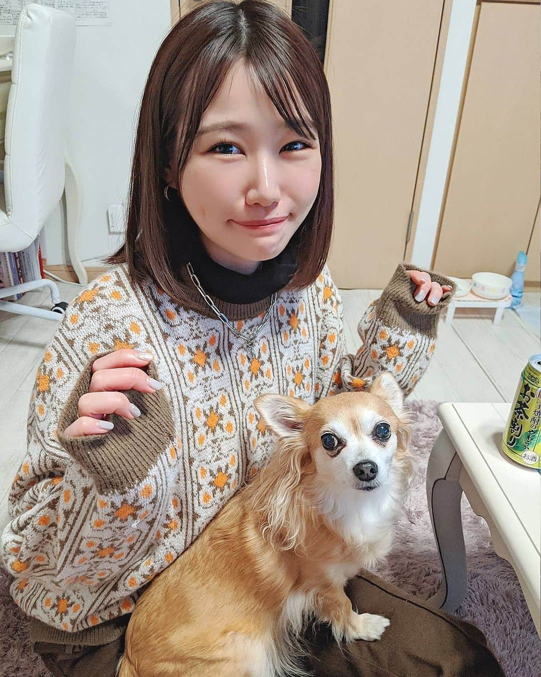 夏希リラさんのインスタグラム写真 - (夏希リラInstagram)「まりちゃん家のミーちゃん🐕‍🦺♥ . そしてちゃっかり映り込むお茶割り笑」1月25日 22時51分 - rira_buu