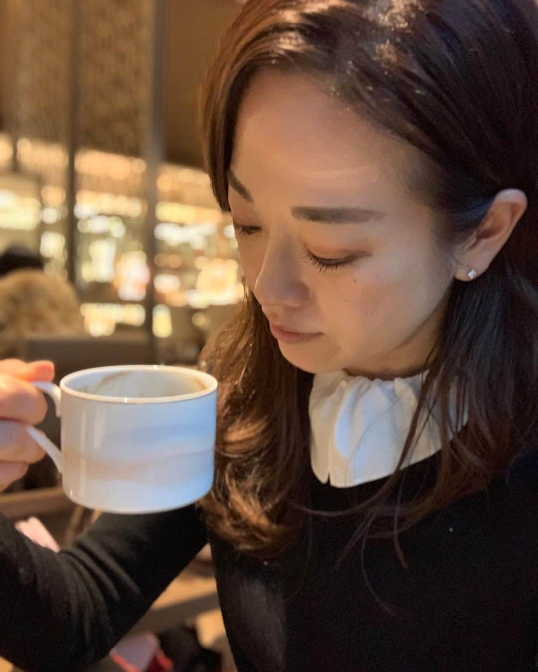 のインスタグラム：「※ Coffee break at authentic hotel in Tokyo ✨ . 本当は朝ご飯頂きたかったけど 叶わなかった日😂 . リニューアル前、とある世界的な指揮者の取材のため ちょこちょこお伺いしていたホテルオークラ✨ . ここのシナモントーストとフレンチトースト すごく大好きなんです😍✨ . この日は珍しくパンツスタイルで コーヒーとシュークリームを。 . ORIGAMIも久しぶりに行きたいけど 支持率とともに運気が下がりそうなのでパス🙅‍♀️ . . #hotelokura #hotelokuratokyo #ホテルオークラ #coffeebreak #コーヒーブレイク」