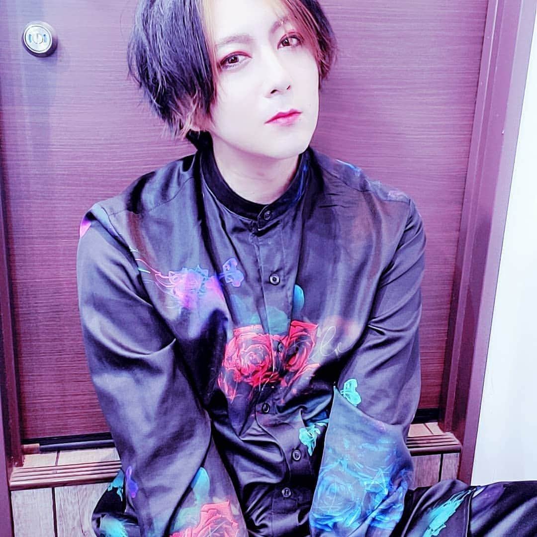 塩原康孝のインスタグラム：「久々のARTiCLEAR、感謝です! お花もサンキューです🌺 １日楽しかったです🥺」