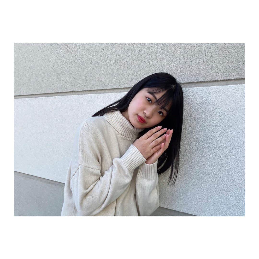 湊胡遥のインスタグラム：「. タートルネックにどハマり中〜 おやすみなさい☺︎  #今日も一日お疲れ様でした！」
