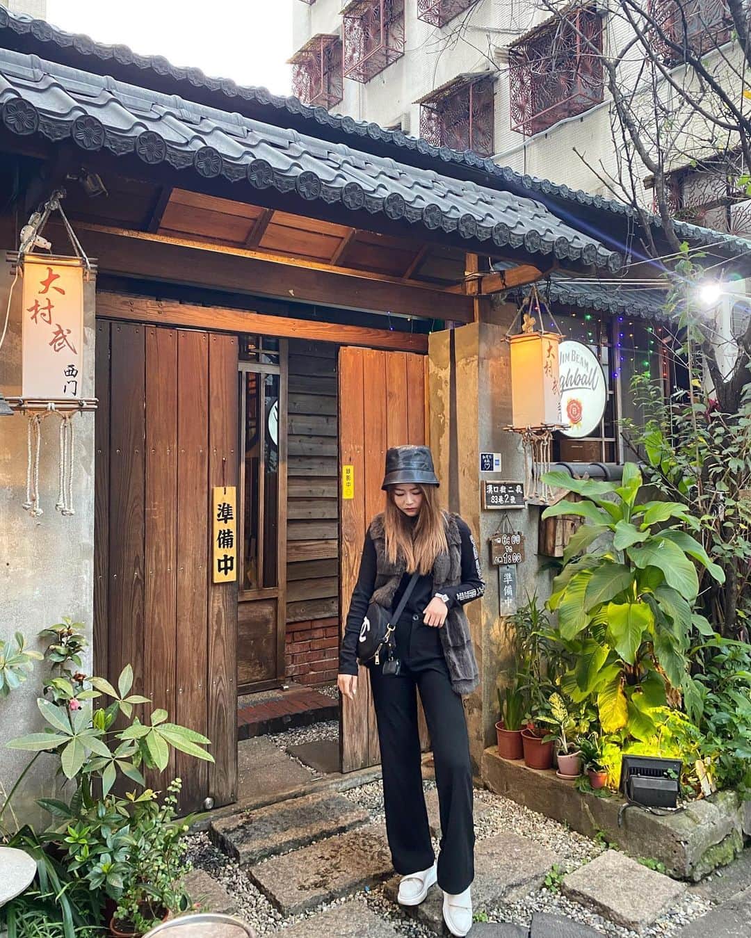 徐薇涵（Wei Han Xu）のインスタグラム：「好喜歡吃日料呀😋 但這天只是借拍個照啦 全身黑嘛嘛的 不同材質呈現層次感⚫️🖤 #海豚穿搭」