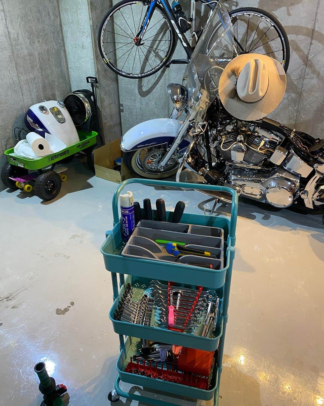 織戸学さんのインスタグラム写真 - (織戸学Instagram)「夜中の garage life  レールライトを追加  ミニ工具キッチンワゴン。  TIFFANY Blue^_^  現在動けなくなった バイクが、、  #maxorido」1月25日 22時58分 - maxorido