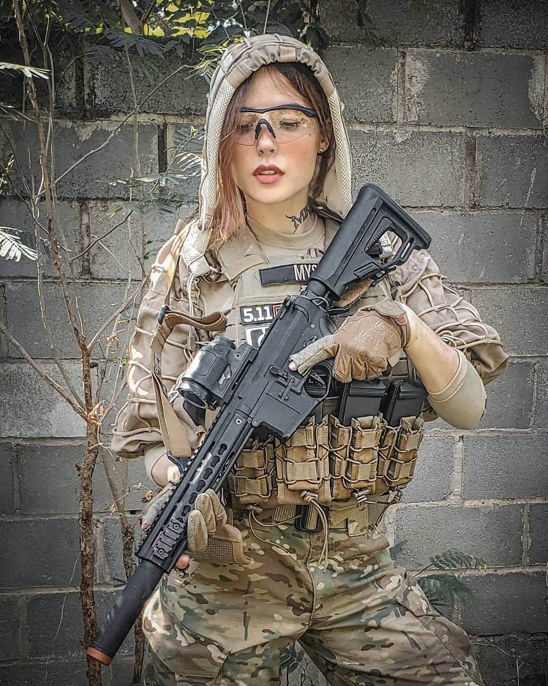 Anna Vargasさんのインスタグラム写真 - (Anna VargasInstagram)「Nos jogos de airsoft, antes de voltar para a Safe Zone (aquela área supostamente segura e livre de disparos), SEMPRE certifique-se de: 1- Retirar os carregadores das suas armas. 2- "Esfriar" as armas, ou seja, dar alguns disparos em direção segura para garantir que não ficou nenhuma bolinha nelas. 3- Acionar as travas de segurança das suas armas (colocando a chave seletora no modo Safe, por exemplo). 4- Manter o dedo fora do gatilho e o cano apontado para direção segura (o que vale para qualquer momento em que você não  esteja engajando um alvo). 5- Não retirar os óculos de segurança até que todos tenham guardado seus equipamentos, porque sempre pode ter algum bizonho ignorando todas as regras acima e te colocando em risco. Lembre-se: NEGLIGÊNCIA NÃO É ACIDENTE! Faça a sua parte pela sua própria segurança e pela segurança dos demais jogadores.👊🏻 . Parceiros: EQUIPAMENTOS TÁTICOS: @511tacticalbrasil . MUNIÇÃO: @spartanairsoftmunition . TREINAMENTOS TÁTICOS: @fhtreinamentosespeciais . MIRAS: @mundomira . PATCHES BORDADOS: @1ciadistintivosoficial . SITES: @sitevipinternet . #airsoft #safezone #safety #gunsafety #airsoftbrasil #milsim #safetyrules #viperhood #codwarzone #warzone #COD」1月25日 22時59分 - myst.shots