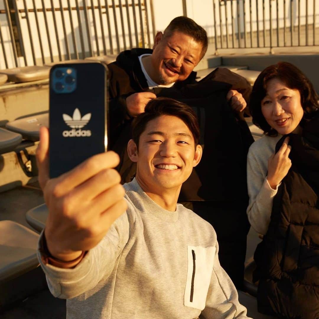 Telecom Lifestyleのインスタグラム：「Optimal protection for your device. Shop a one-of-a-kind-design with a trefoil print.  Get your Glossy Trefoil Snap case now on www.adidascases.com -- #heretocreate #adidasoriginals」