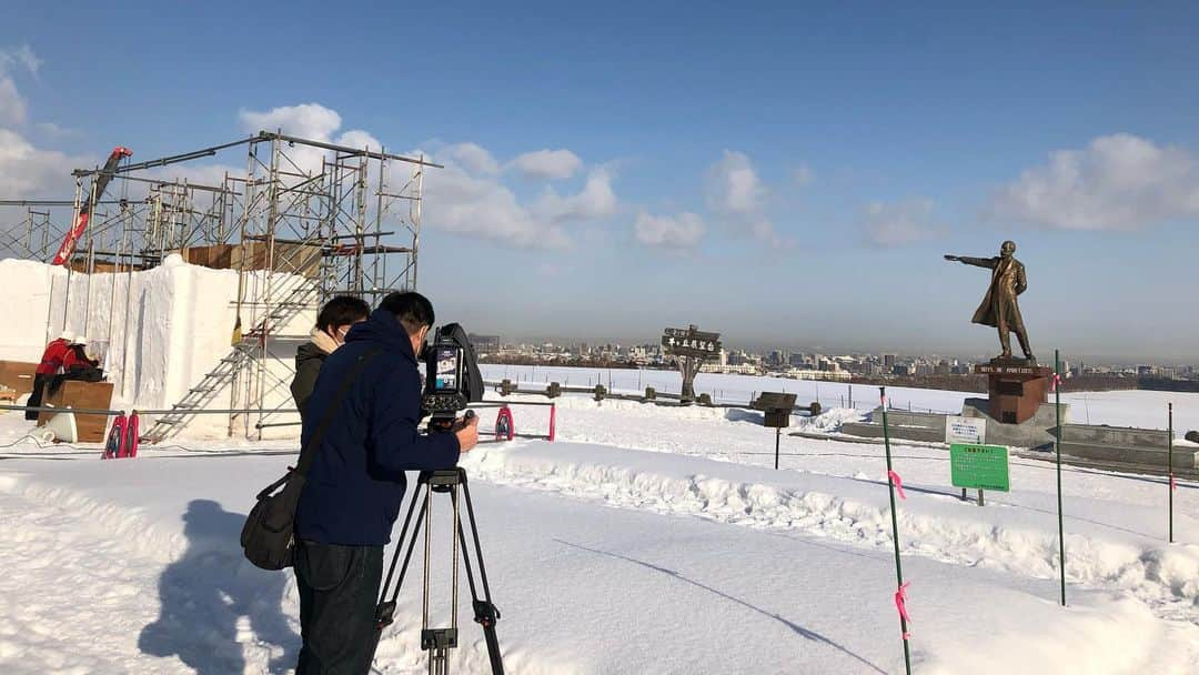 堀内大輝のインスタグラム：「今日の取材は、 コロナ禍の雪まつりの雪像づくり。  羊ヶ丘展望台では23日から作業がはじまり、 今のところ順調とのこと。  ただ陽当たりが良すぎて雪が溶けてしまうんだそうです。 急きょ、遮光カーテンを取り付けるなどの対策をして 制作にとりかかっています。  制作に携わる方にお話を聞くと、 「例年と違う形で小さいが、その分クオリティを良くして オンラインで雪像を楽しんでほしい」と話します。  もう少しすると、 オンラインさっぽろ雪まつりのホームページから 雪像の製作過程の動画を見られるということですよ！  #さっぽろ雪まつり ことしは #オンライン で #オンラインさっぽろ雪まつり #雪像 #雪 #雪まつり #冬まつり #羊ヶ丘展望台 #さっぽろテレビ塔 #観光」