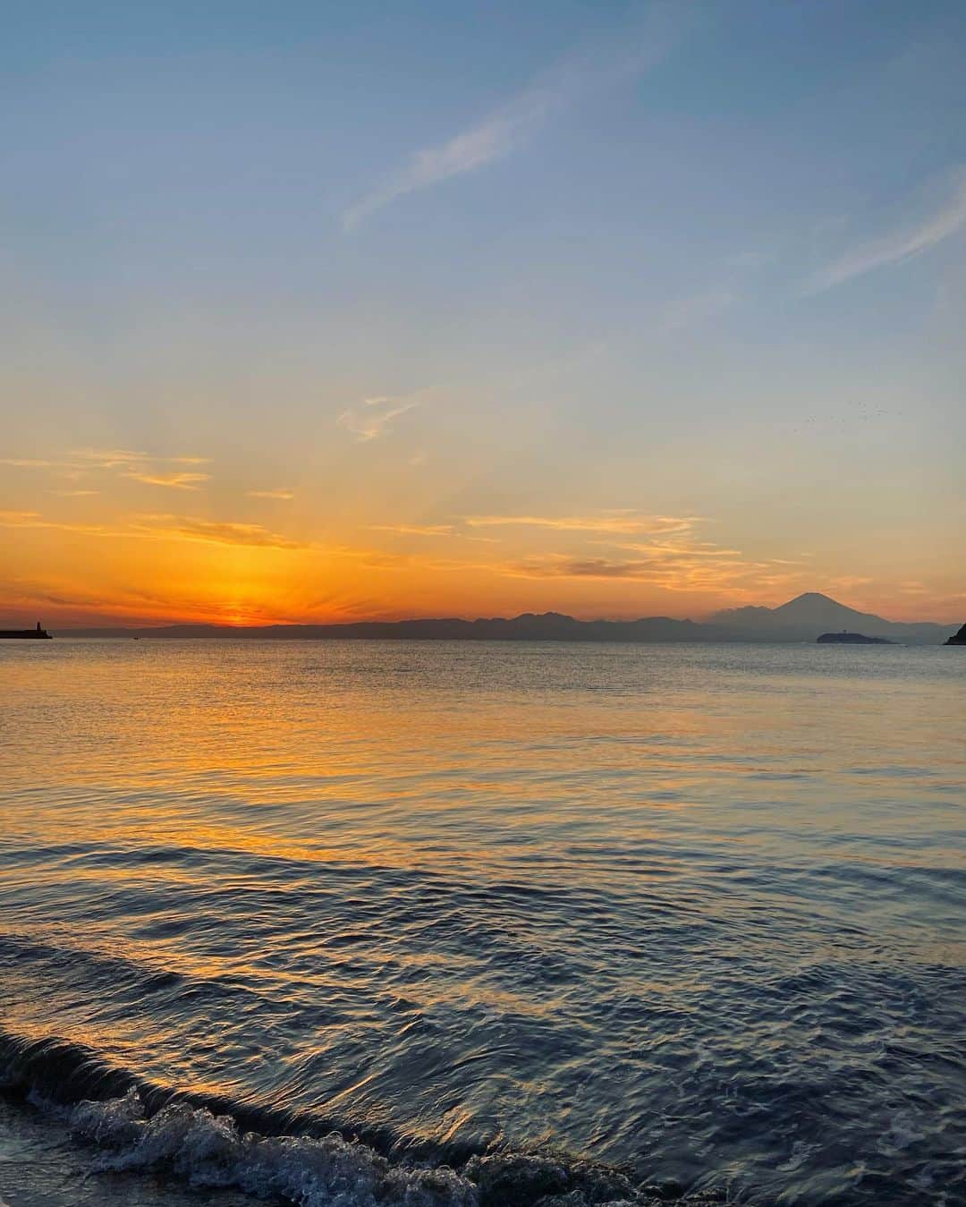 クボタマサヒコのインスタグラム：「☀︎🗻🏝 #sea #magichour #mtfuji #enoshima この一瞬のぬめっとした水面の光具合が堪らないのです」