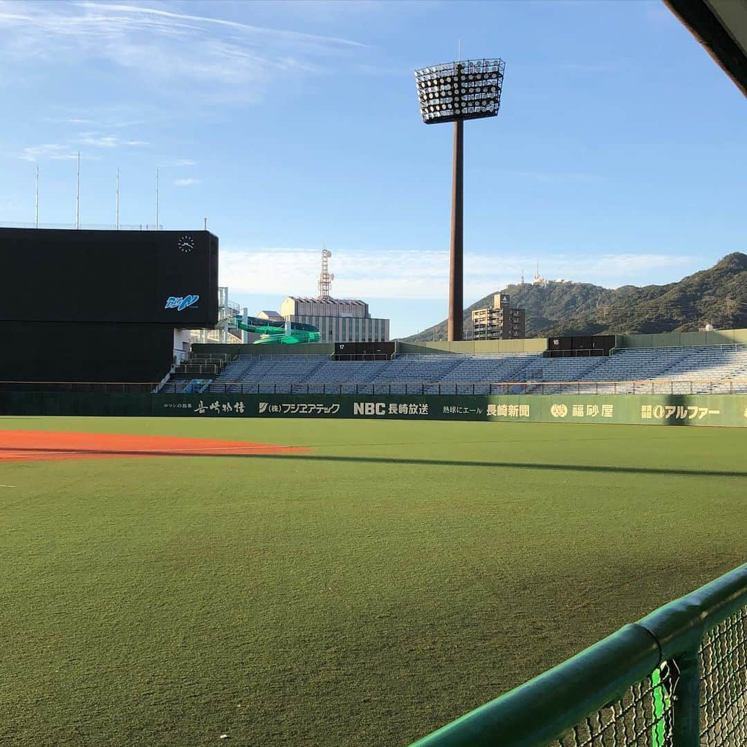 和田毅さんのインスタグラム写真 - (和田毅Instagram)「⚾️ 第4クール　2日目。 今日は疲れも溜まってますが、3度目のブルペンに。 座らせて36球だったかな。 最後の方は少しこんな感じかなというのが出てきました。 でもすぐ消えてしまうんですよね…。 たくさん試行錯誤して頑張ります。 明日で長崎自主トレも終了。 #今日の朝のビッグN #1月9日の朝のビッグN #なんかすごく昔に感じる #リカバリーテリックサンダルと #トレーニング用マスクの差し入れ #いつもありがとうございます😊 #自主トレ最後の夕食 #最後だからすごく豪華 #自主トレ期間 #時短要請など大変な時期のなか #栄養や体を考えた食事を #毎日用意していただいて #本当にありがとうございました❗️」1月25日 23時03分 - tsuyoshiwada.21