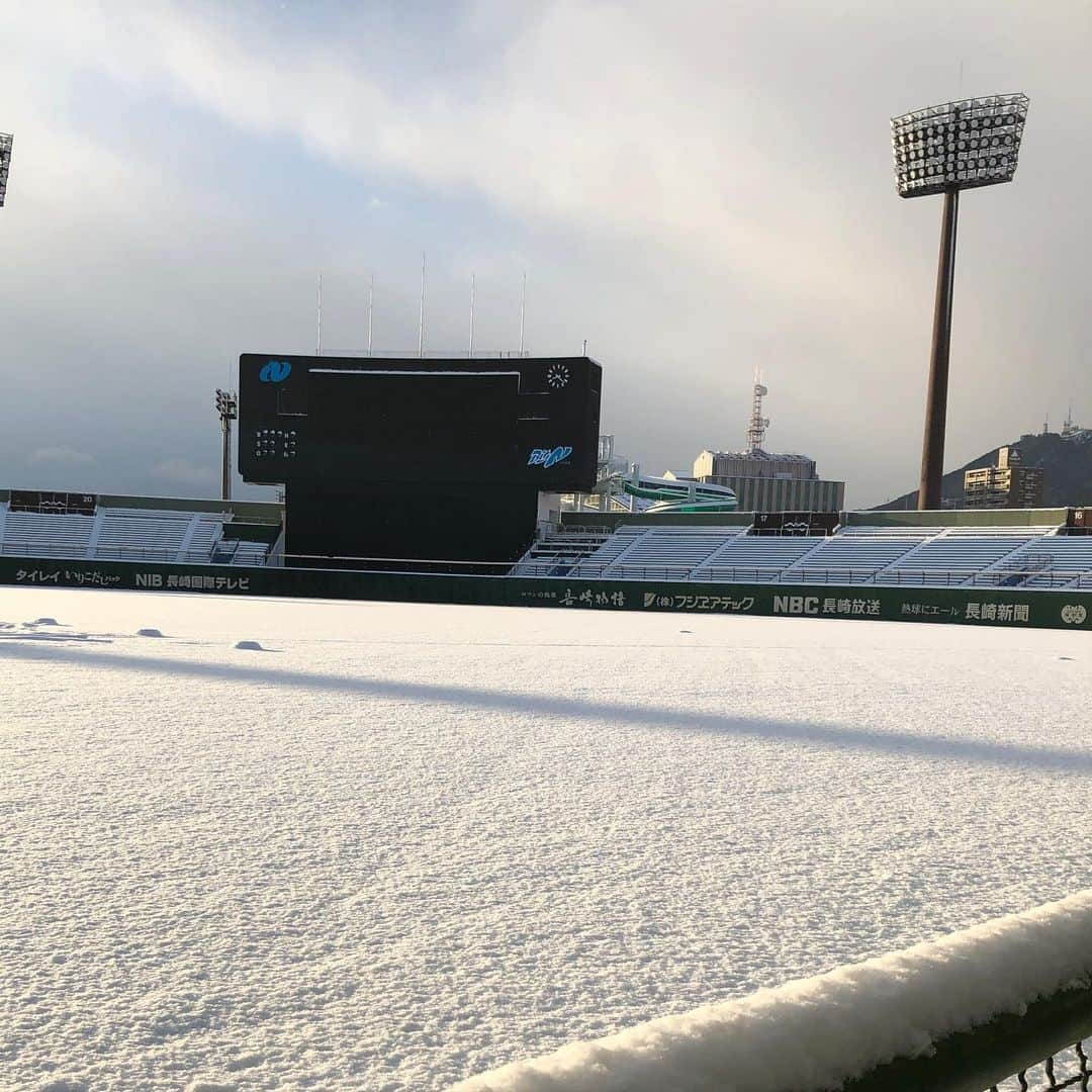 和田毅さんのインスタグラム写真 - (和田毅Instagram)「⚾️ 第4クール　2日目。 今日は疲れも溜まってますが、3度目のブルペンに。 座らせて36球だったかな。 最後の方は少しこんな感じかなというのが出てきました。 でもすぐ消えてしまうんですよね…。 たくさん試行錯誤して頑張ります。 明日で長崎自主トレも終了。 #今日の朝のビッグN #1月9日の朝のビッグN #なんかすごく昔に感じる #リカバリーテリックサンダルと #トレーニング用マスクの差し入れ #いつもありがとうございます😊 #自主トレ最後の夕食 #最後だからすごく豪華 #自主トレ期間 #時短要請など大変な時期のなか #栄養や体を考えた食事を #毎日用意していただいて #本当にありがとうございました❗️」1月25日 23時03分 - tsuyoshiwada.21