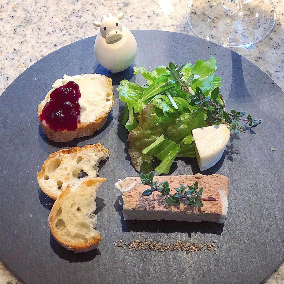 榊山敬代のインスタグラム：「﻿🍴🥩🧀 ・ 週末もしゅわしゅわセット　 簡単ですがこしらえるの巻  今回は初めましてと ミニブリーチーズが かわゆくて記念撮影  今年もお気に入りセットを いろいろ工夫してみたい時　　  ところで今日は　　　  住まいの防災点検の巻 このような状況なので  玄関先で  お断りいただいても大丈夫ですとの 点検の方の最初のお気遣いに始まり  チェックは大切ですので 点検をお願いしました日  ところで現状では  意外にもお断りいただくお部屋も あるとの現状にはコロナの影響を  あらためてかんじましたとき  安全のための点検なのに 見えないウイルスを配慮 する風景に矛盾を感じて  次回での点検のタイミングでは リセットできてたらいいなぁと 明るい未来をイメージしてみる 　 ２０２１年のはじまり  🙏✨…🦠 ・　　　 ・ ・ #おうちごはん #おうち大好き #enjoyhome ・ ・ ・  #ブランチ #brunch#ランチ #lunch #おつまみ #Italian #vegetable #お肉 #pork #brut #wine #bread  #jam #チーズ #cheese #ブリーチーズ#artist #kitchen #cooking #日本画家 の #お料理こんなもん」