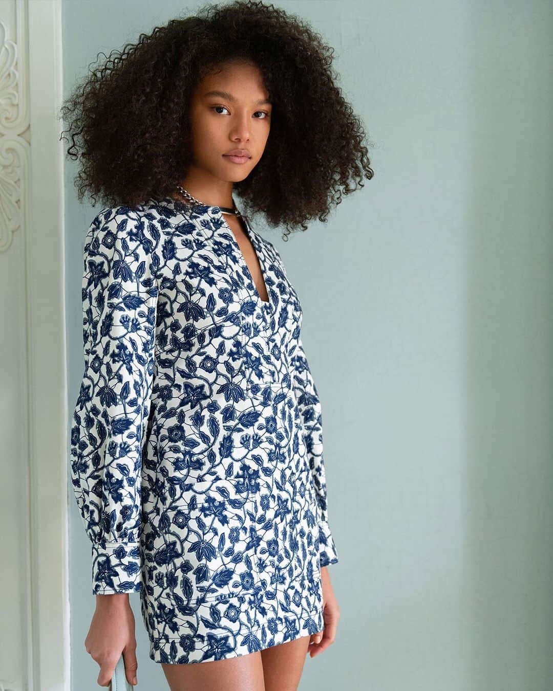 デレクラムのインスタグラム：「Floral prints are an instant pick-me-up. The new Kasha mini dress is uplifting and refined with a day-to-night versatility.」