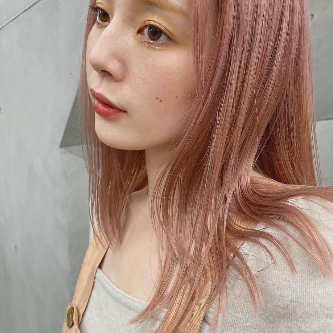 目見田早弥子のインスタグラム：「🍑💗🧠🌷 全頭ブリーチしてpink復活、ありがとう👏🏻 @ryo_hair ⠀ 明日から眉にピンク混ぜないと.. ちょっと浮いてるね💭🥲」