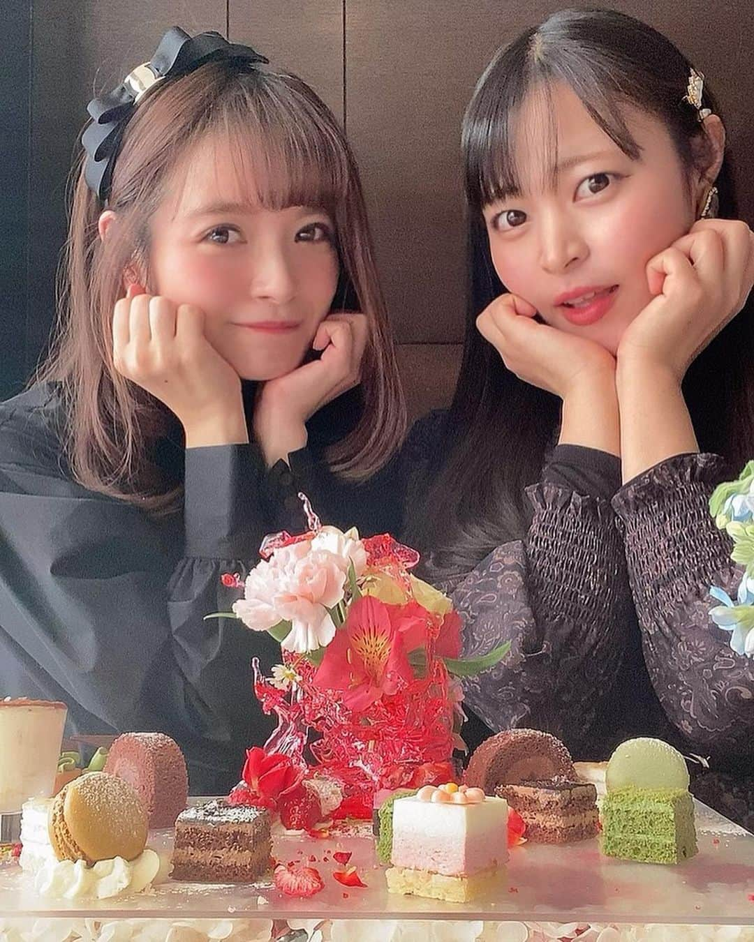 明石ゆいなのインスタグラム：「アフタヌーンティー行ってきたよ☺️﻿ ﻿  おしゃれ女子なもんで🥰✌️💓﻿ ﻿ ﻿ しらちゃんが係のお兄さんにずっと話しかけてて、﻿ お兄さんナチュラルに迷惑そうな顔してた😊﻿ ﻿ ﻿ #おばさん﻿ #人類皆友達と思いがち﻿ ﻿ #店員さんにすぐ話しかけちゃう﻿ #ごめんなさいね﻿ ﻿ ﻿」