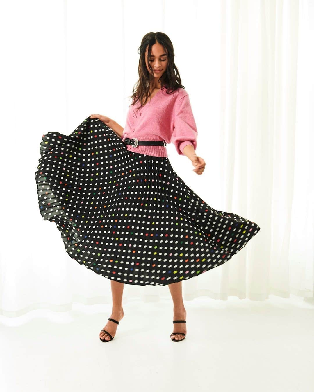 Bloomingdale'sさんのインスタグラム写真 - (Bloomingdale'sInstagram)「Twirling into the week totally unbothered that it's Monday again, thanks to our new midi 💃  . . . . . . #PleatedSkirt #MidiSkirt #PolkaDots #Slides #Bloomingdales」1月25日 23時15分 - bloomingdales